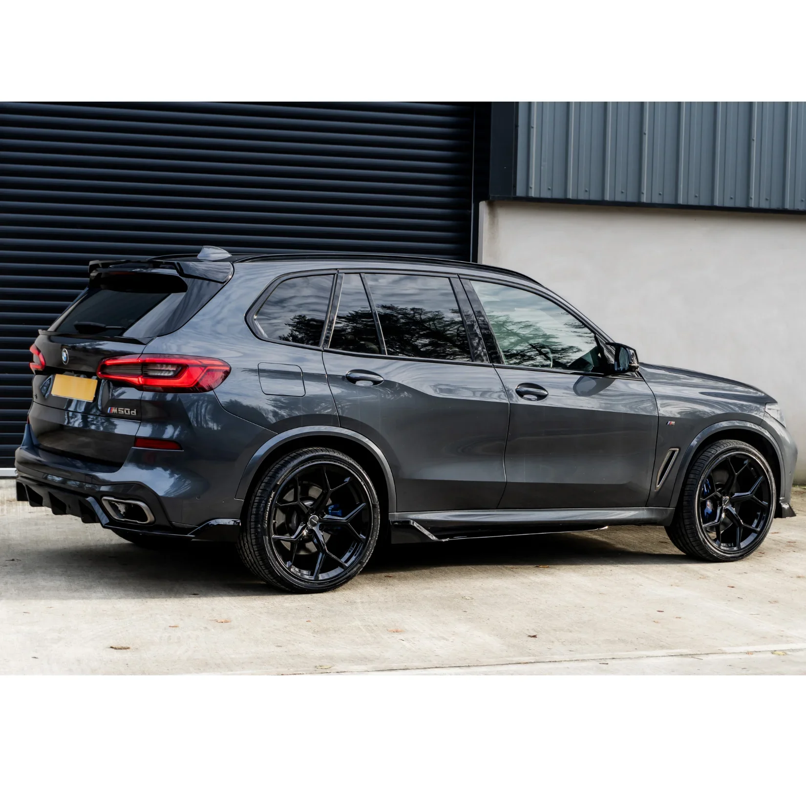 bmw-x5-g05-rear-spoiler-black-knight-gloss-2.webp