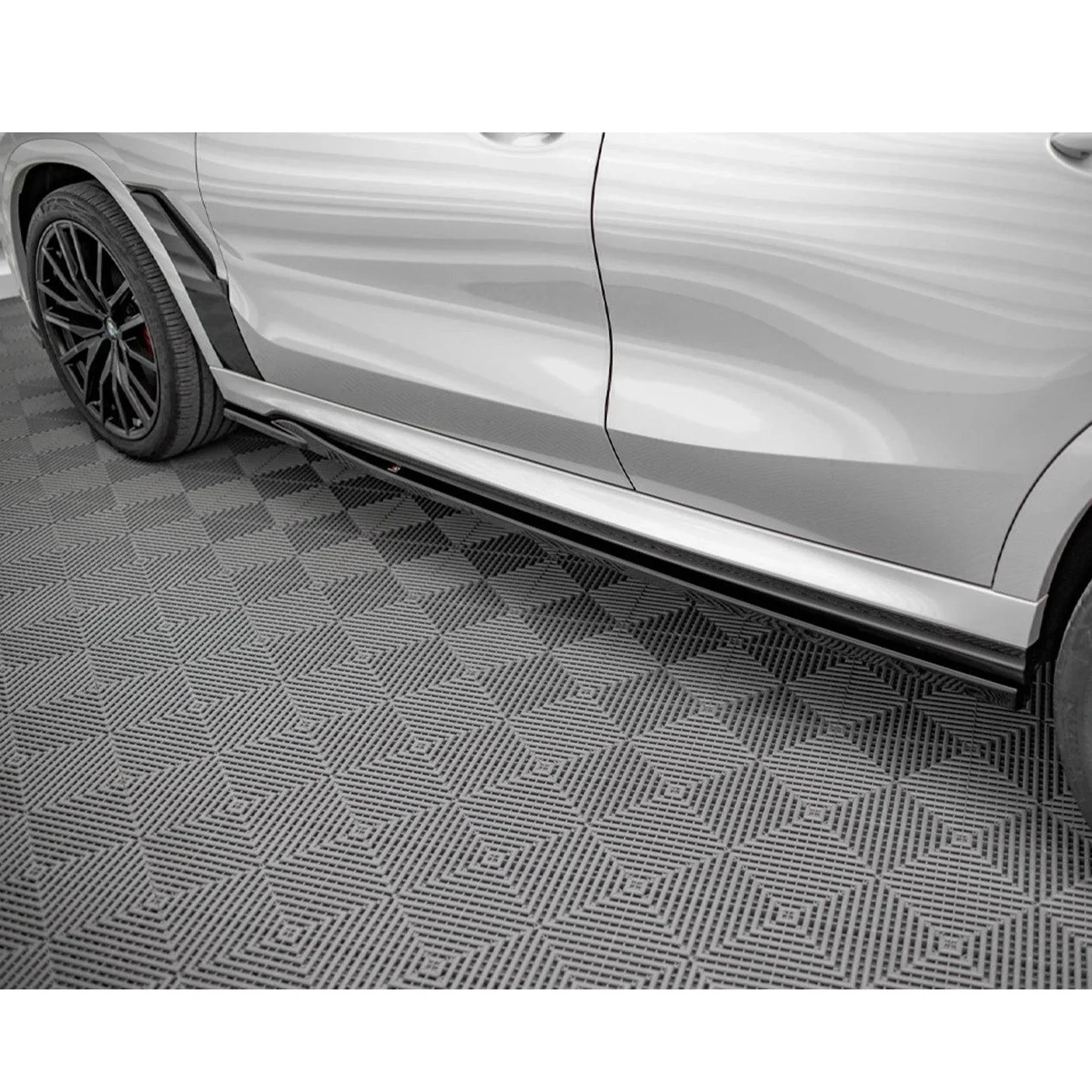 bmw-x6-g06-side-skirts-gloss-black-3.webp