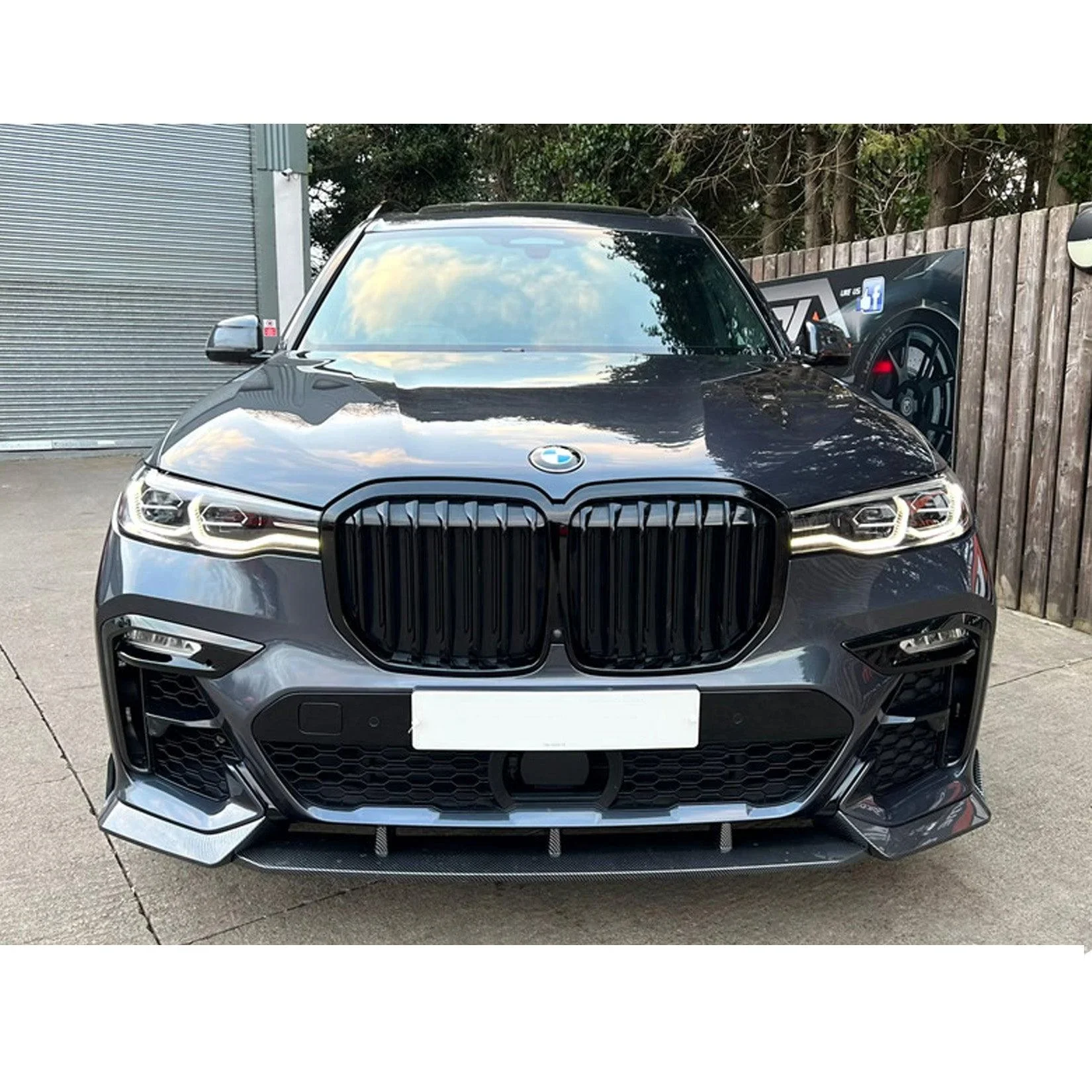 bmw-x7-g07-full-body-kit-black-knight-carbon-look-2.webp