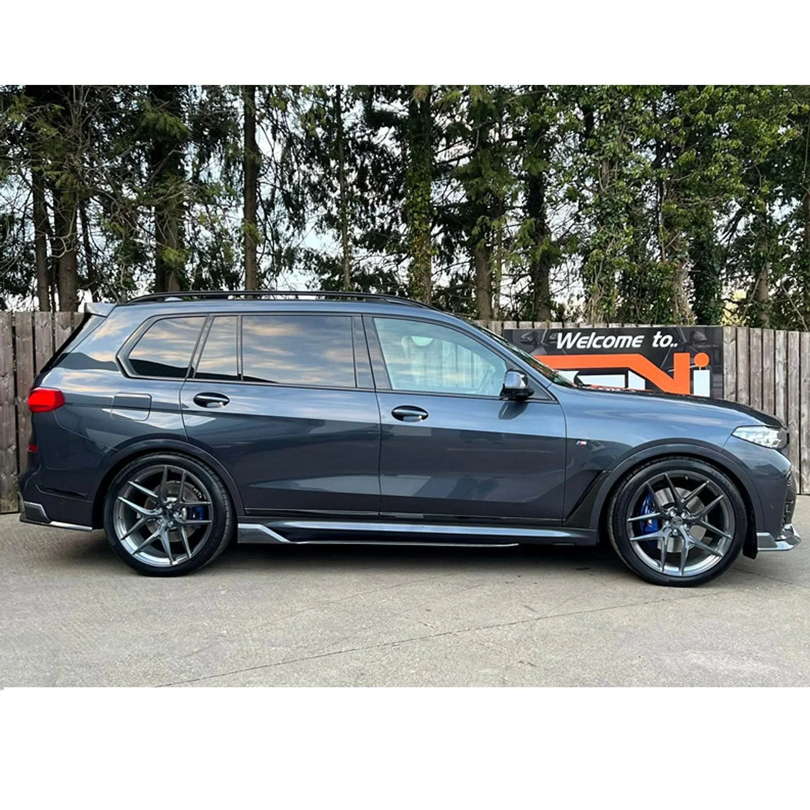 bmw-x7-g07-full-body-kit-black-knight-carbon-look-3.webp