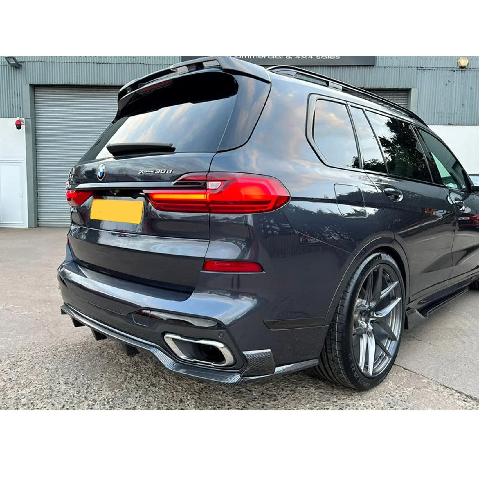 bmw-x7-g07-full-body-kit-black-knight-carbon-look-7.webp