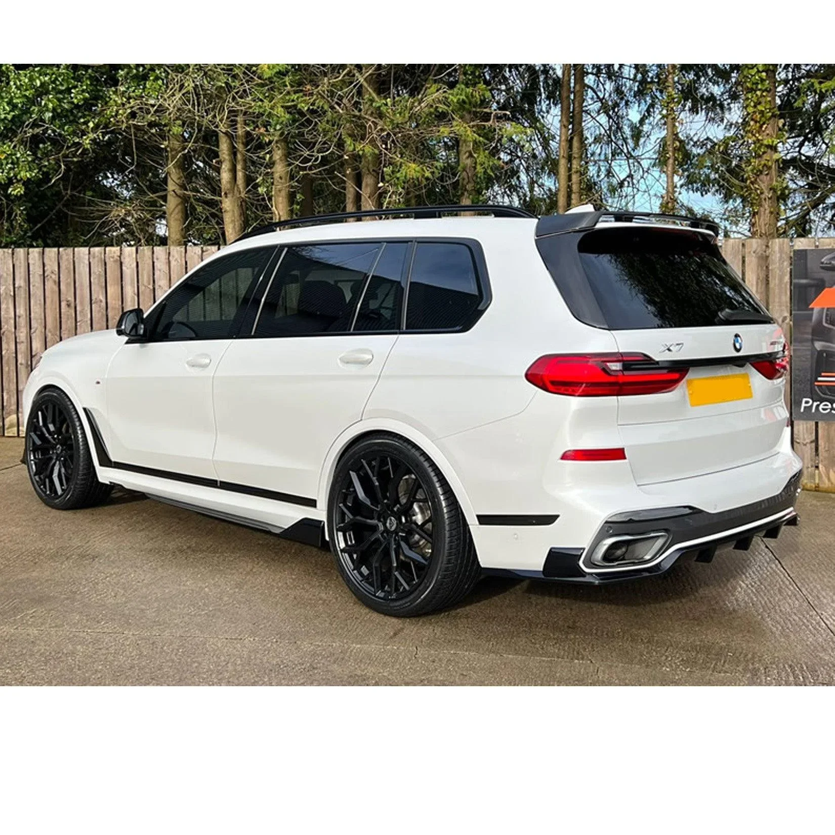 bmw-x7-g07-full-body-kit-black-knight-gloss-3.webp