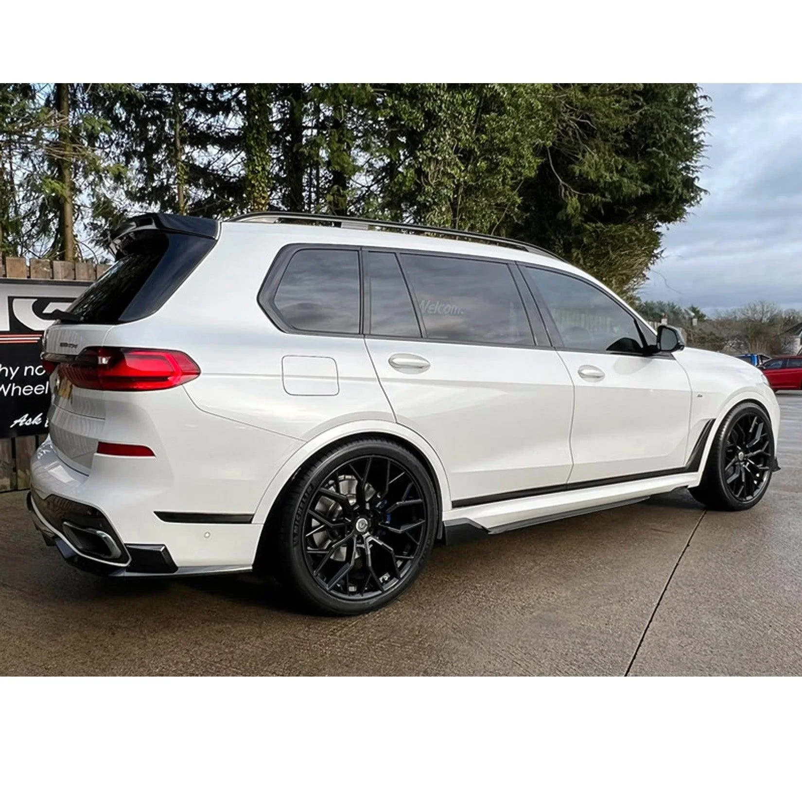bmw-x7-g07-full-body-kit-black-knight-gloss-5.webp