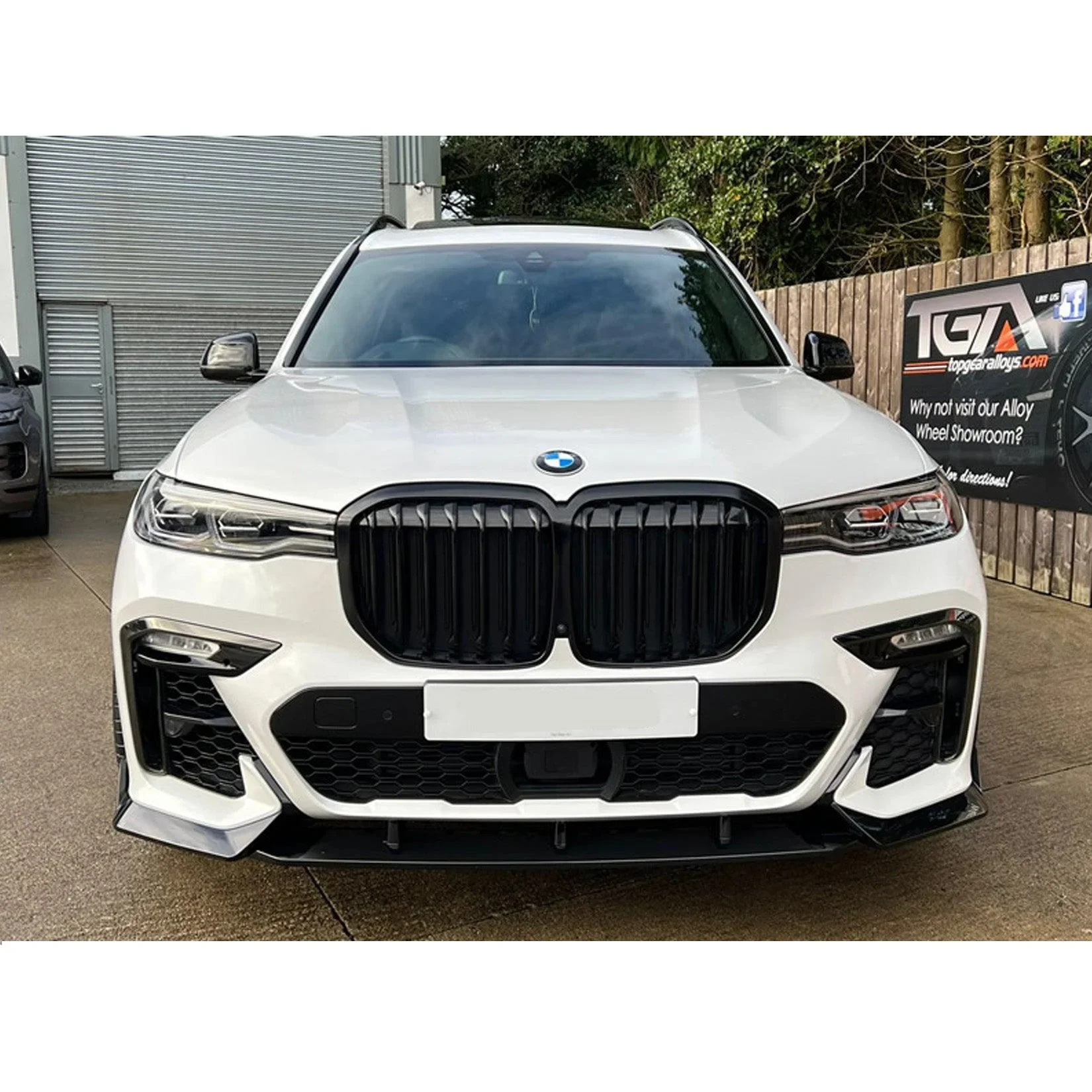 bmw-x7-g07-full-body-kit-black-knight-gloss-6.webp
