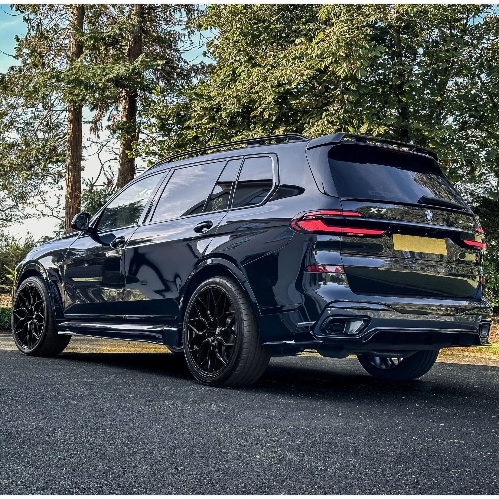 bmw-x7-g07-full-body-kit-gloss-black-1.webp