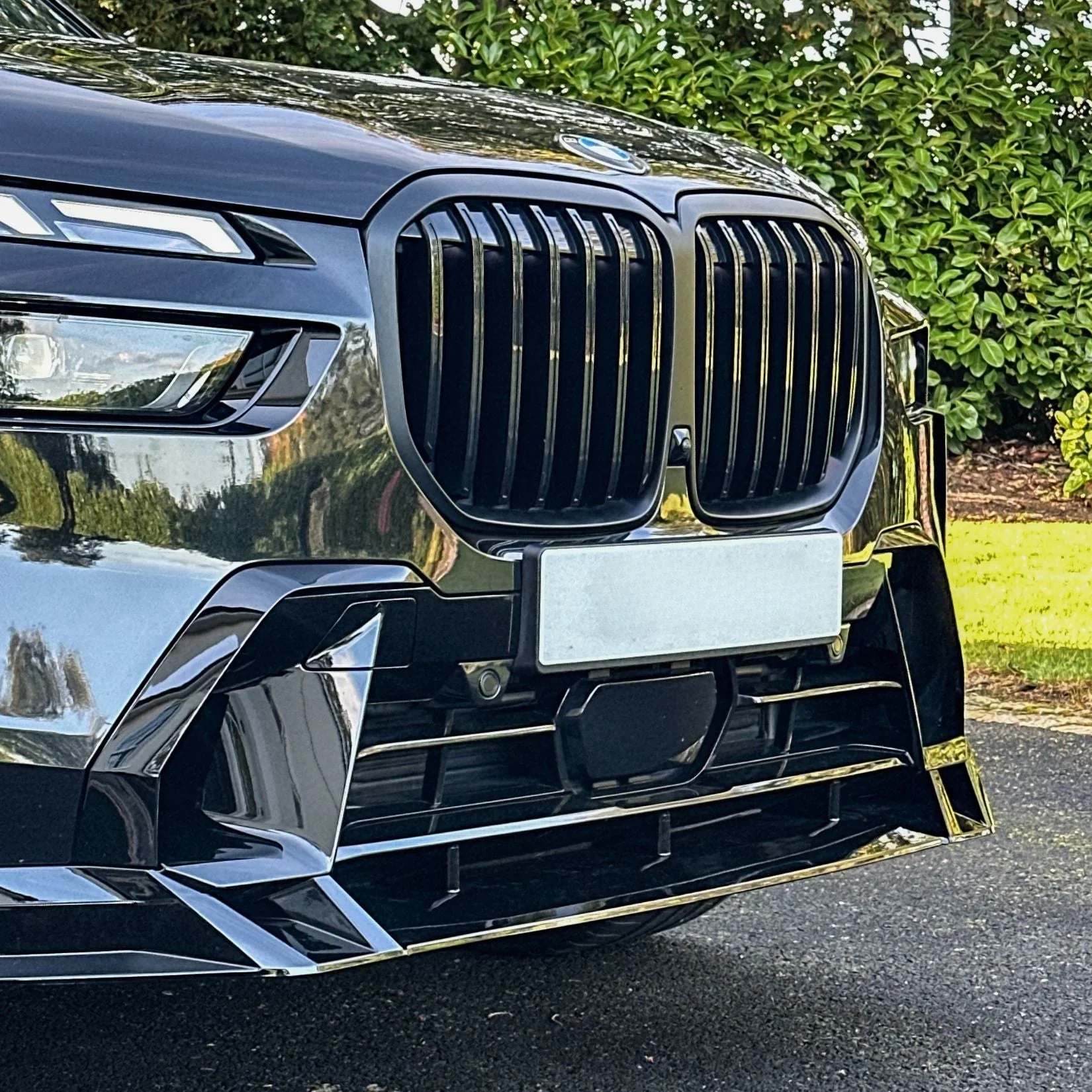 bmw-x7-g07-full-body-kit-gloss-black-11.webp