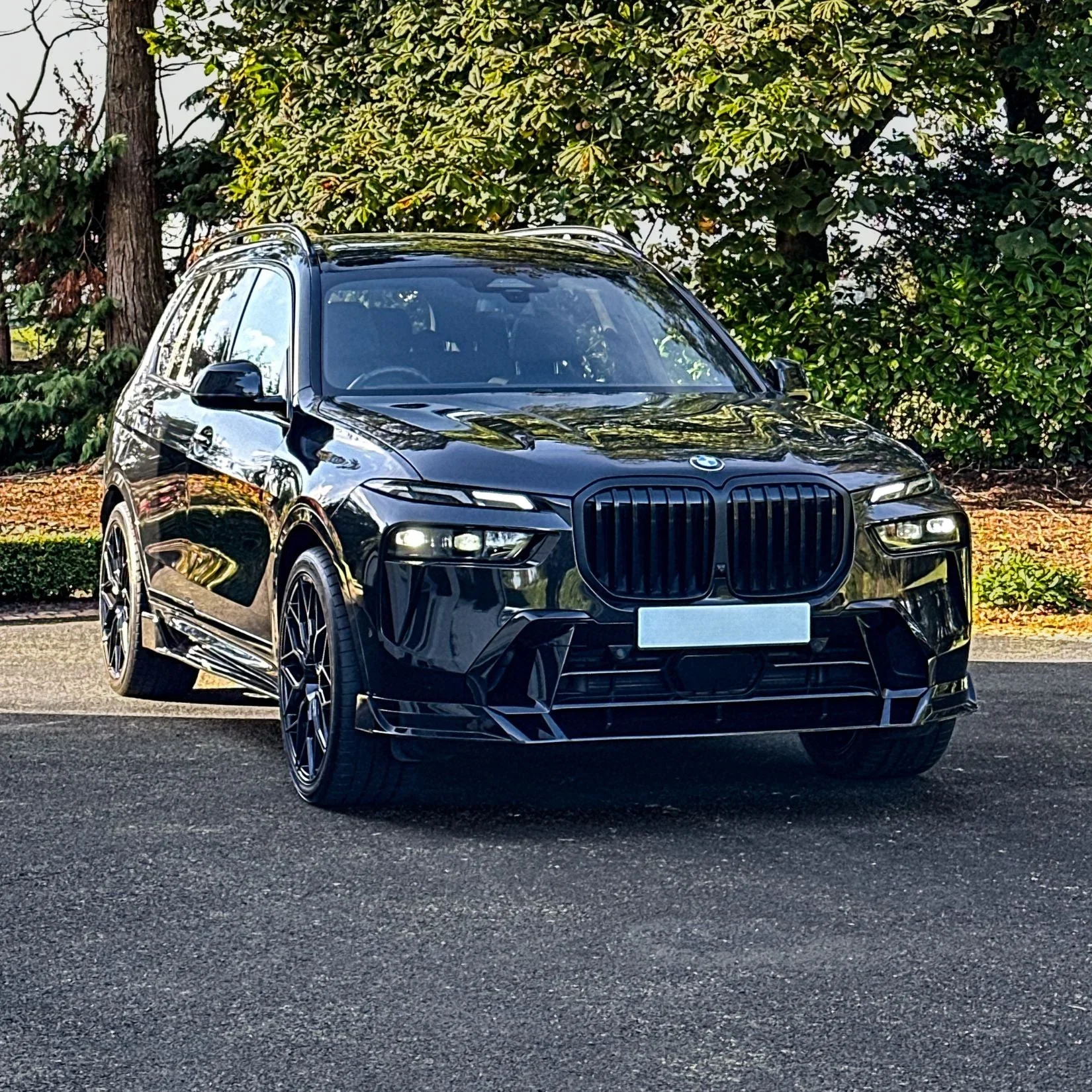 bmw-x7-g07-full-body-kit-gloss-black-12.webp