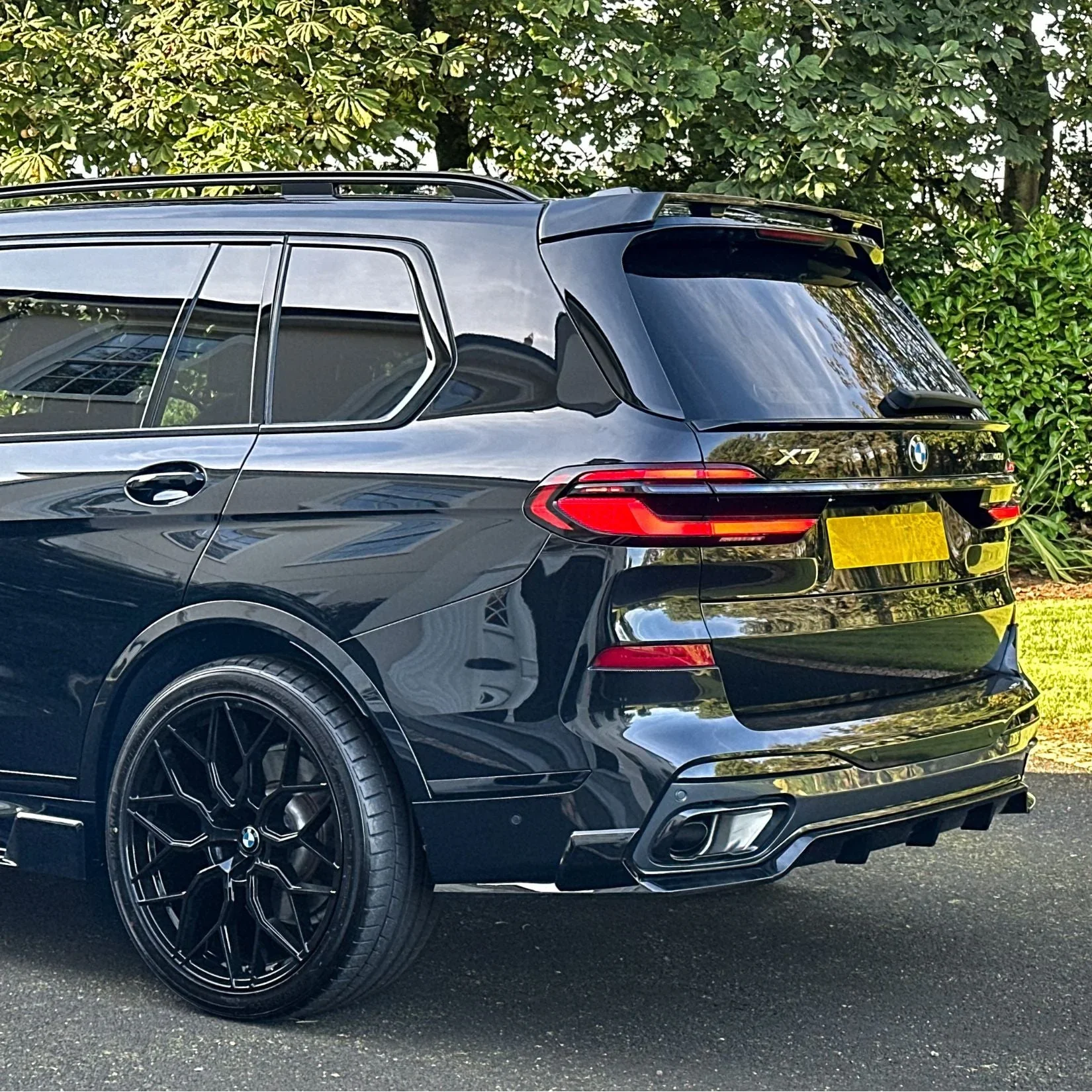 bmw-x7-g07-full-body-kit-gloss-black-2.webp