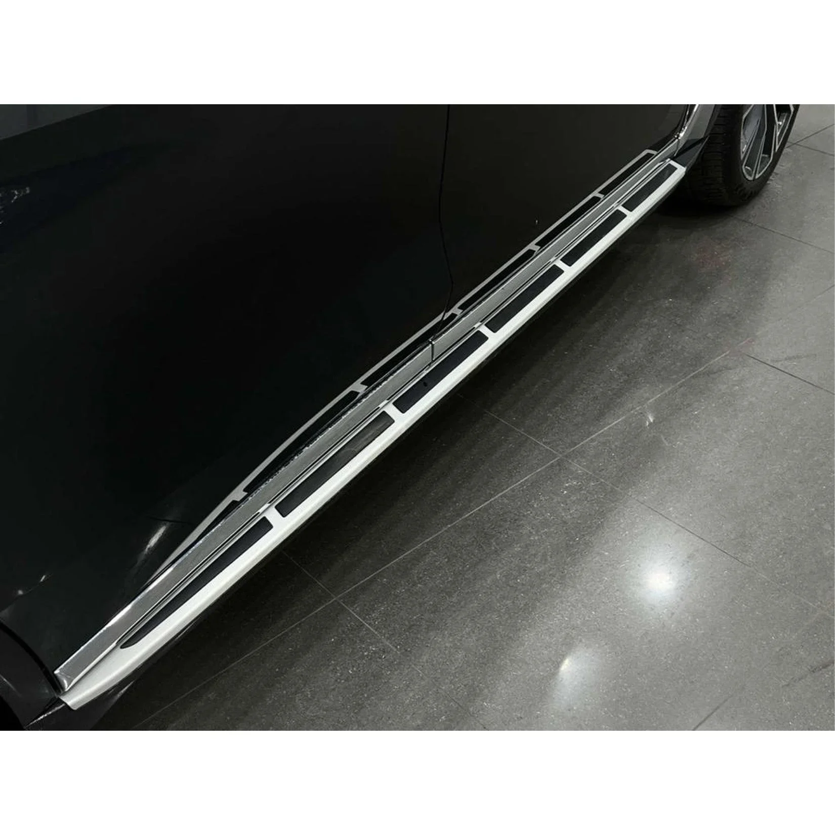 bmw-x7-g07-side-steps-3.webp