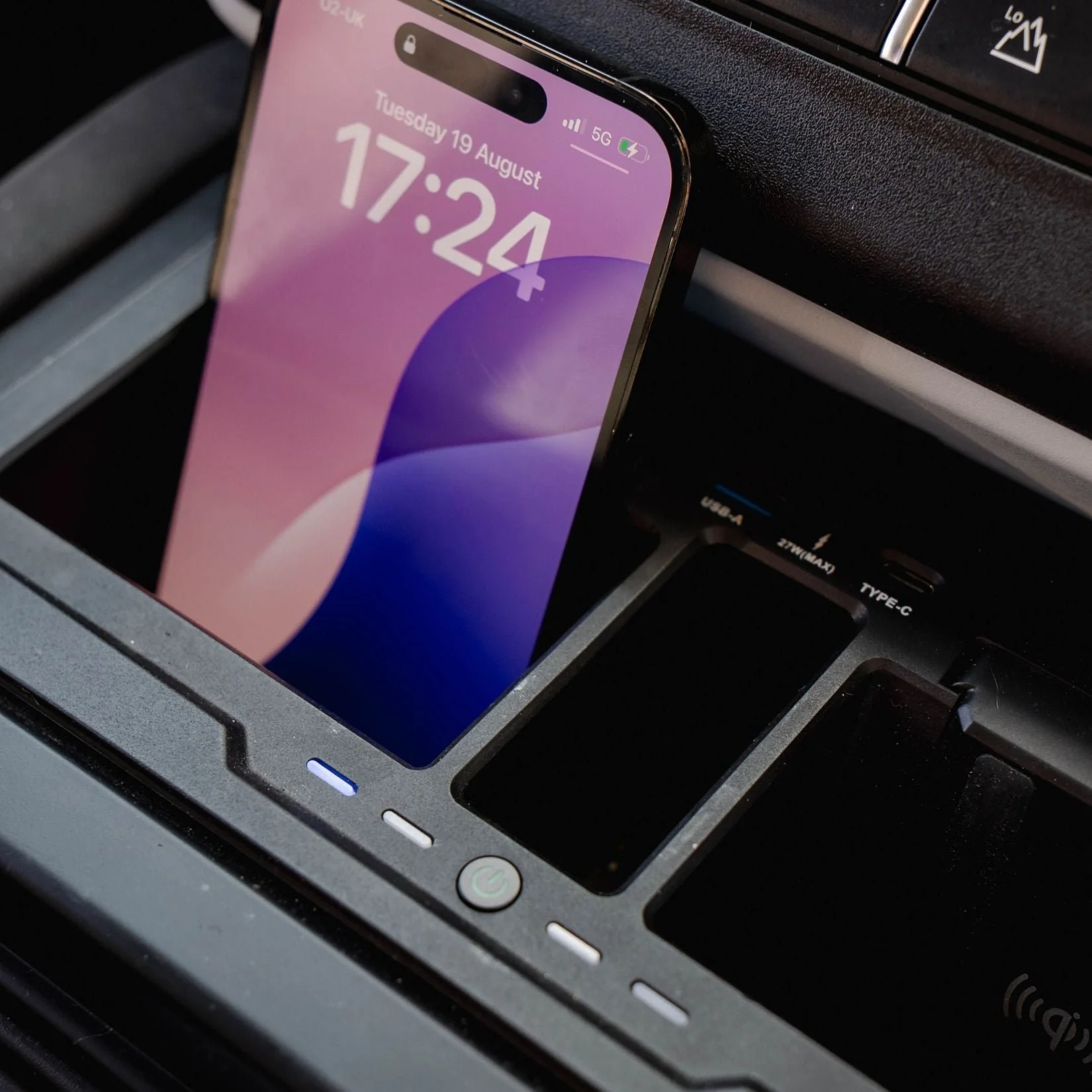 wireless-charging-box-for-land-rover-defender-l663-2020-1.jpg