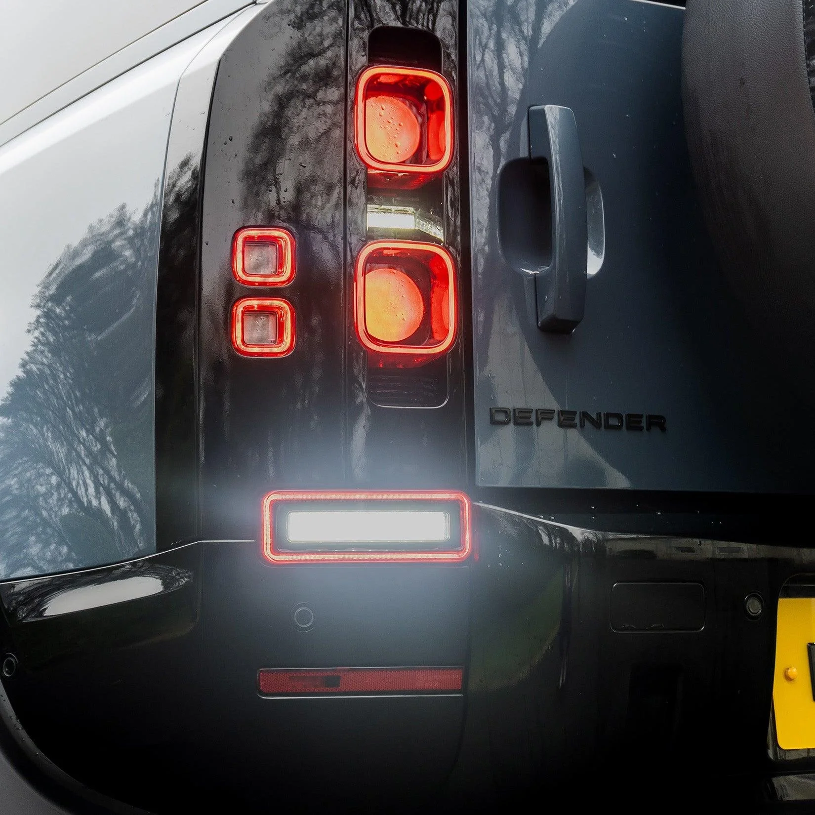 gloss-black-reverse-lights-upgrade-for-land-rover-defender-l663-2020-2.jpg