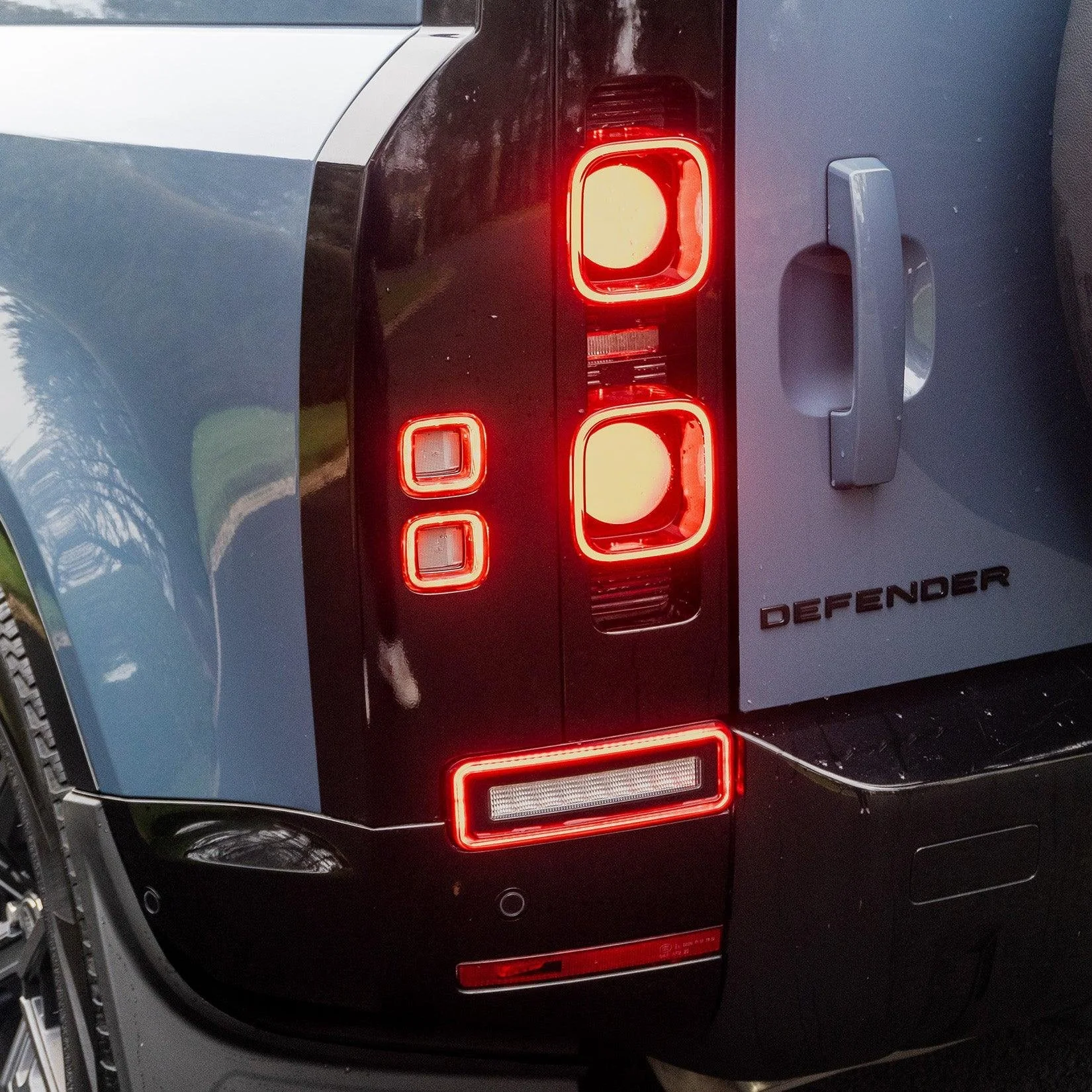 gloss-black-reverse-lights-upgrade-for-land-rover-defender-l663-2020-3.jpg