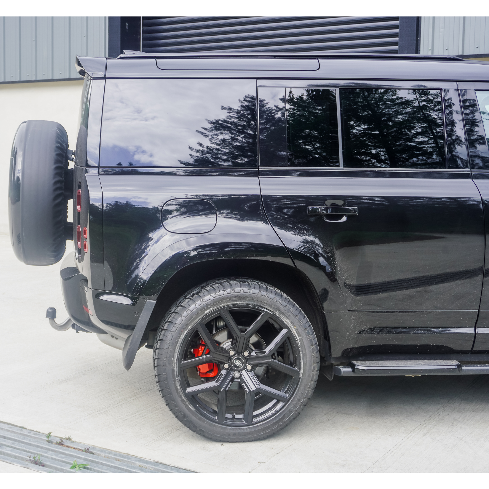 black-stx-style-roof-rails-for-land-rover-defender-110-130-l663-2020-4.png