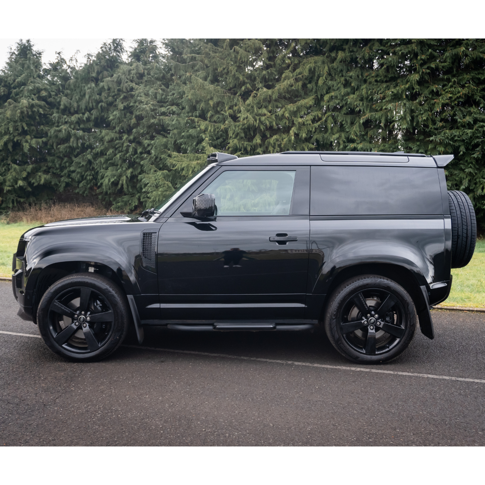 gloss-black-stx-style-roof-rails-for-land-rover-defender-90-l663-2020-2.png