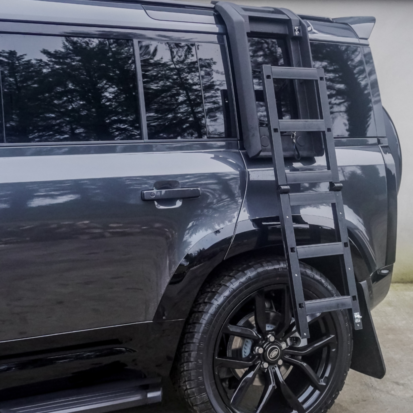 gloss-black-stx-style-side-roof-ladder-for-land-rover-defender-l663-2020-1.png
