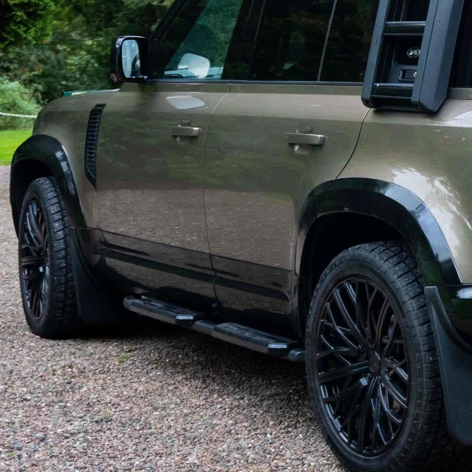 gloss-black-genuine-wheel-arch-kit-for-land-rover-defender-110-l663-2020-2.jpg