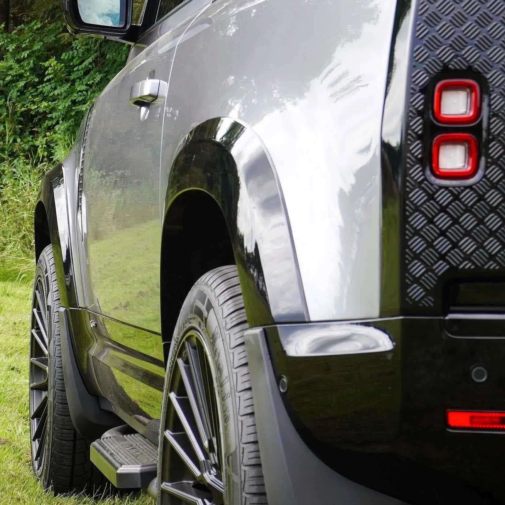 gloss-black-genuine-wheel-arch-kit-for-land-rover-defender-90-l663-2020-1.jpg
