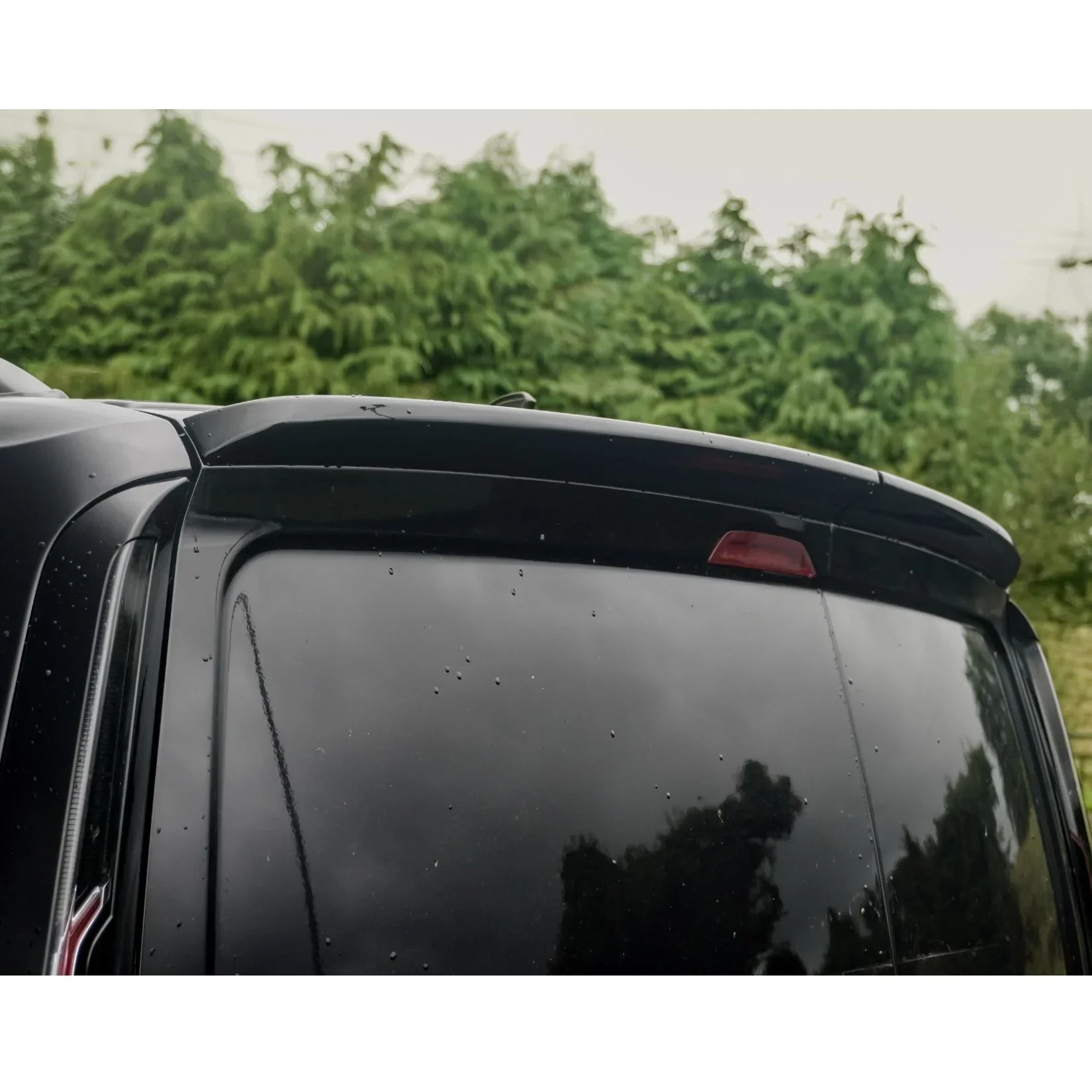 gloss-black-full-body-kit-for-vw-caddy-mk5-2021-6.webp