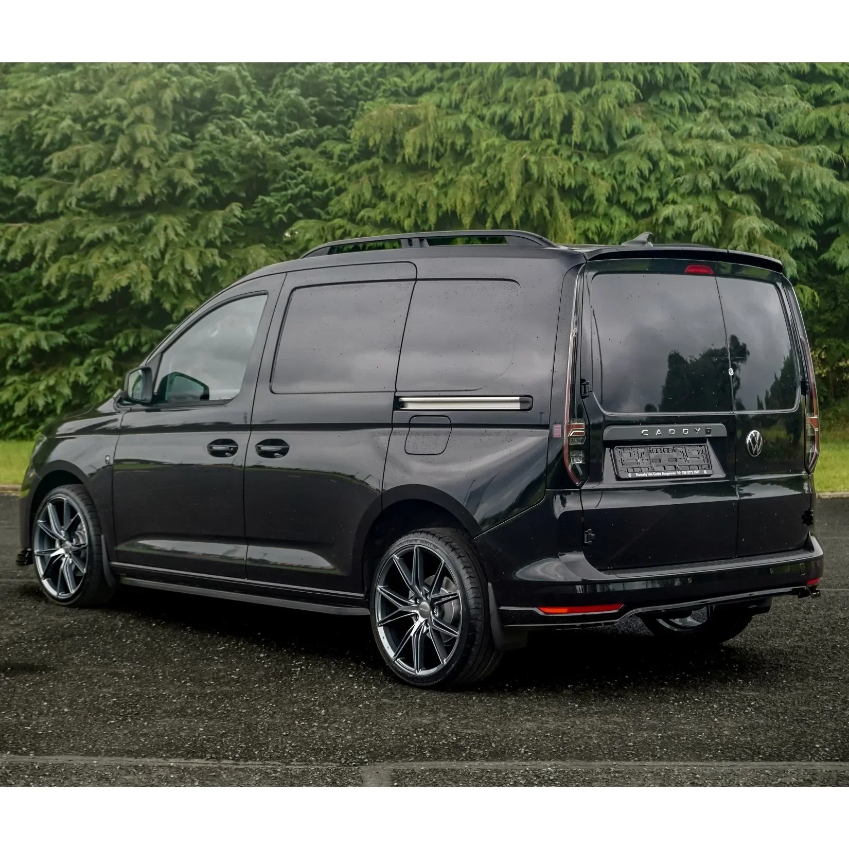 gloss-black-full-body-kit-for-vw-caddy-mk5-2021-8.webp