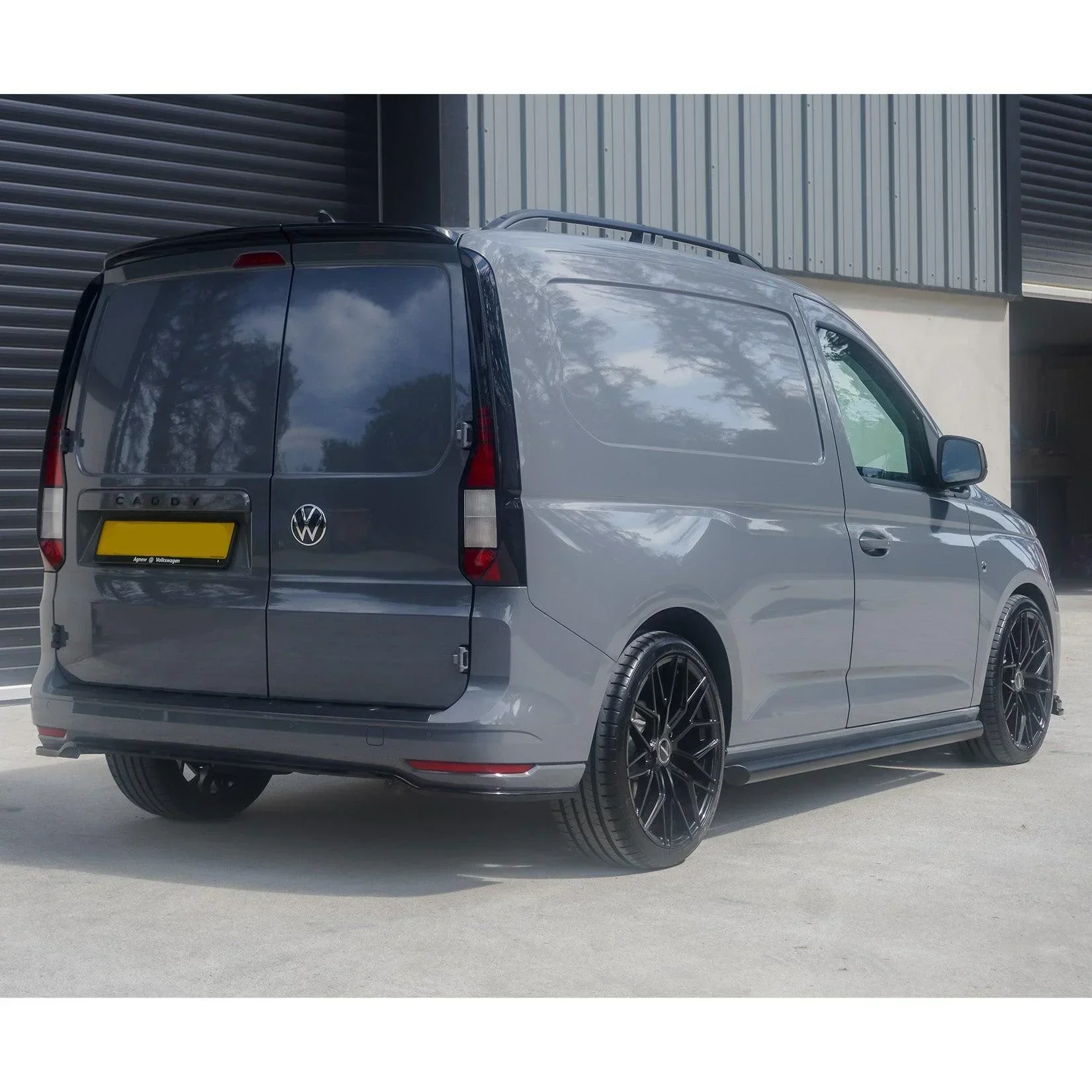 gloss-black-full-body-kit-for-vw-caddy-mk5-2021-12.webp