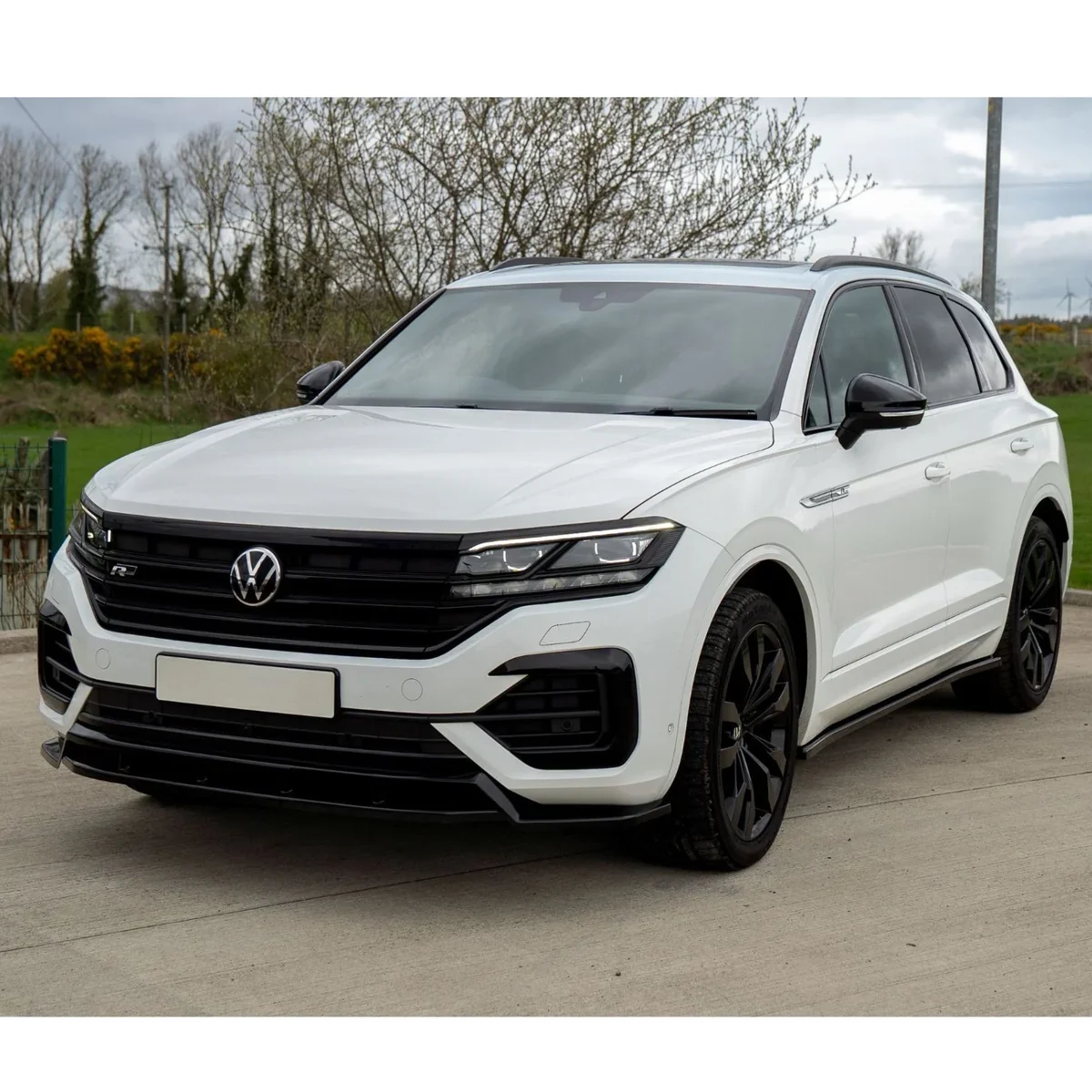 AeroBodyKitInGlossBlackForVolkswagenTouaregMK3RLine2018-2023_1.webp