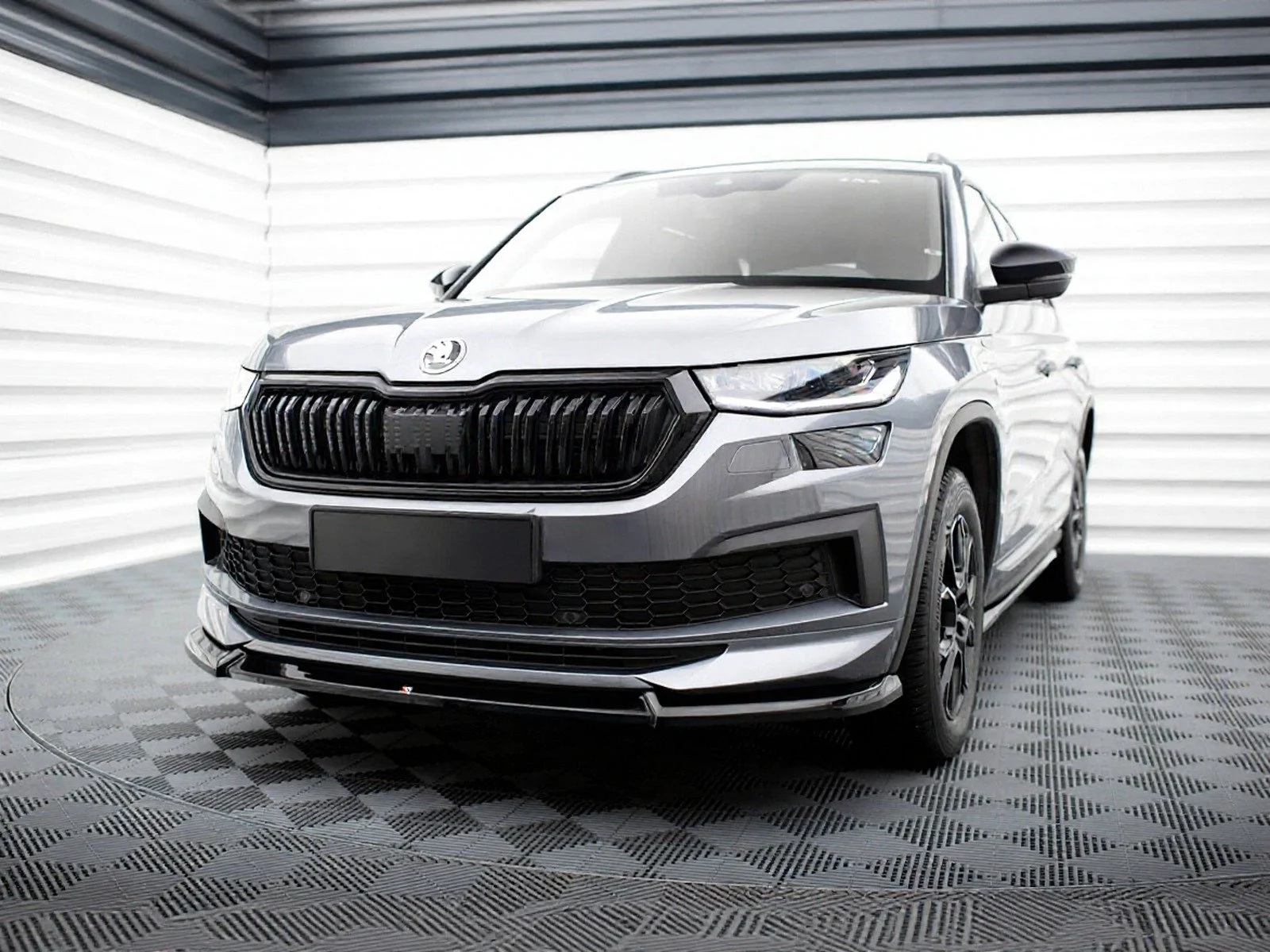 Gloss Black V1 Front Splitter for Skoda Kodiaq MK1 Facelift Sportline (1).jpg