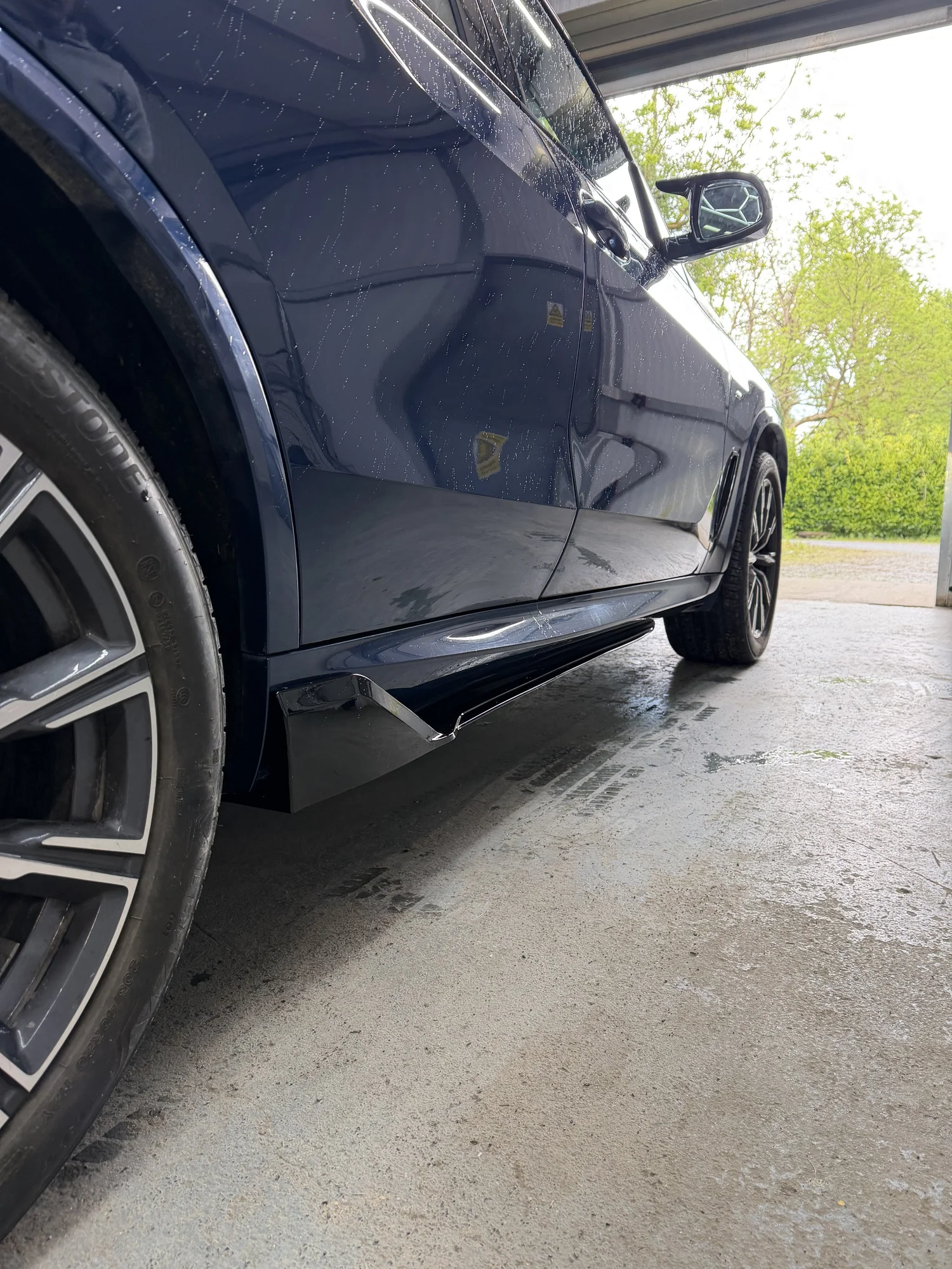 BMW G05 X5 Pre-LCI gloss black side skirt navy blue low angle — Body Styling Ireland