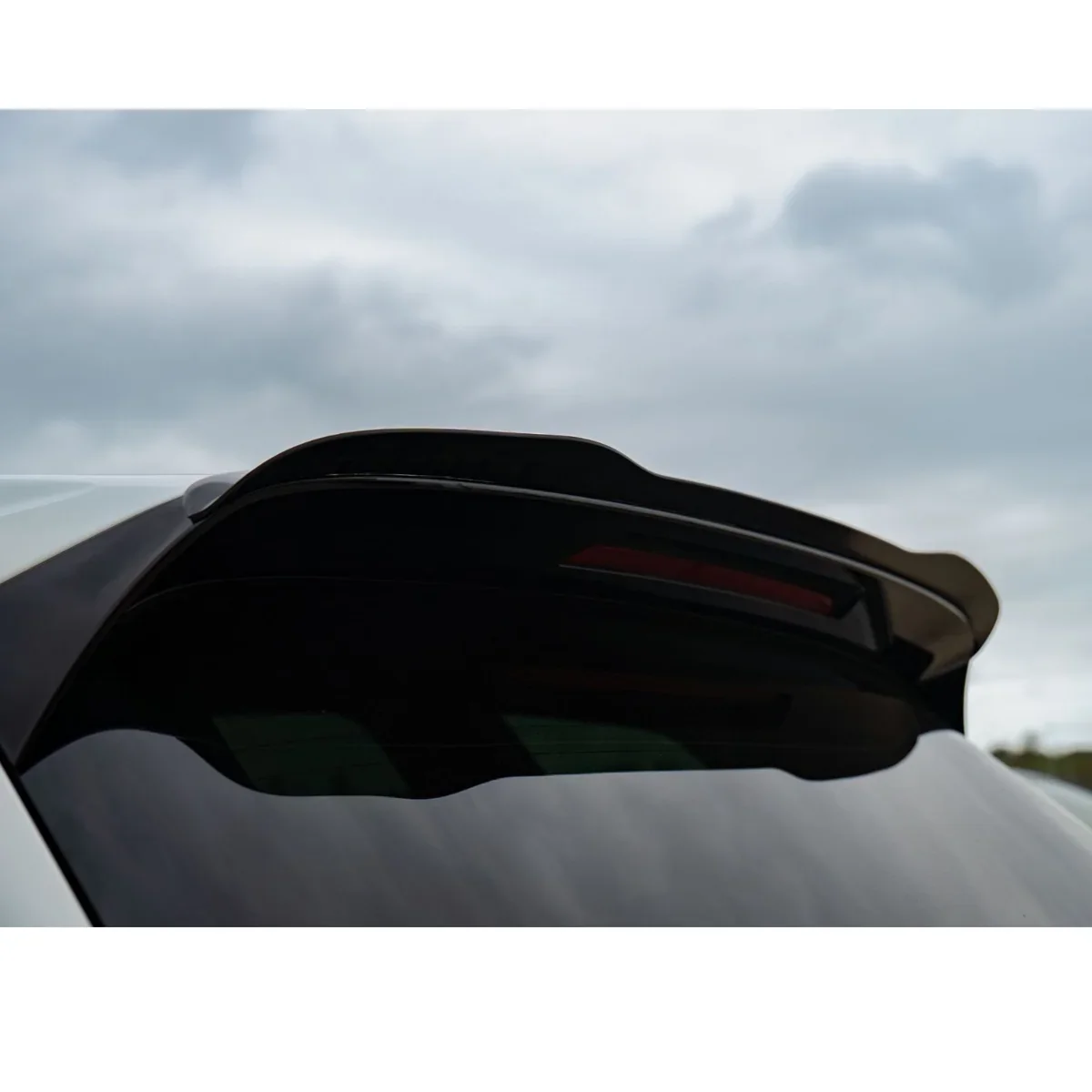 AeroBodyKitInGlossBlackForVolkswagenTouaregMK3RLine2018-2023_3.webp