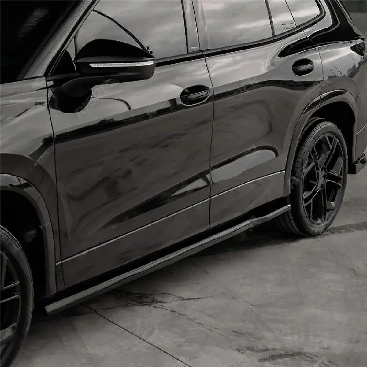 Gloss Black Full Body Kit VW Tayron R Line 2025 (5).jpg