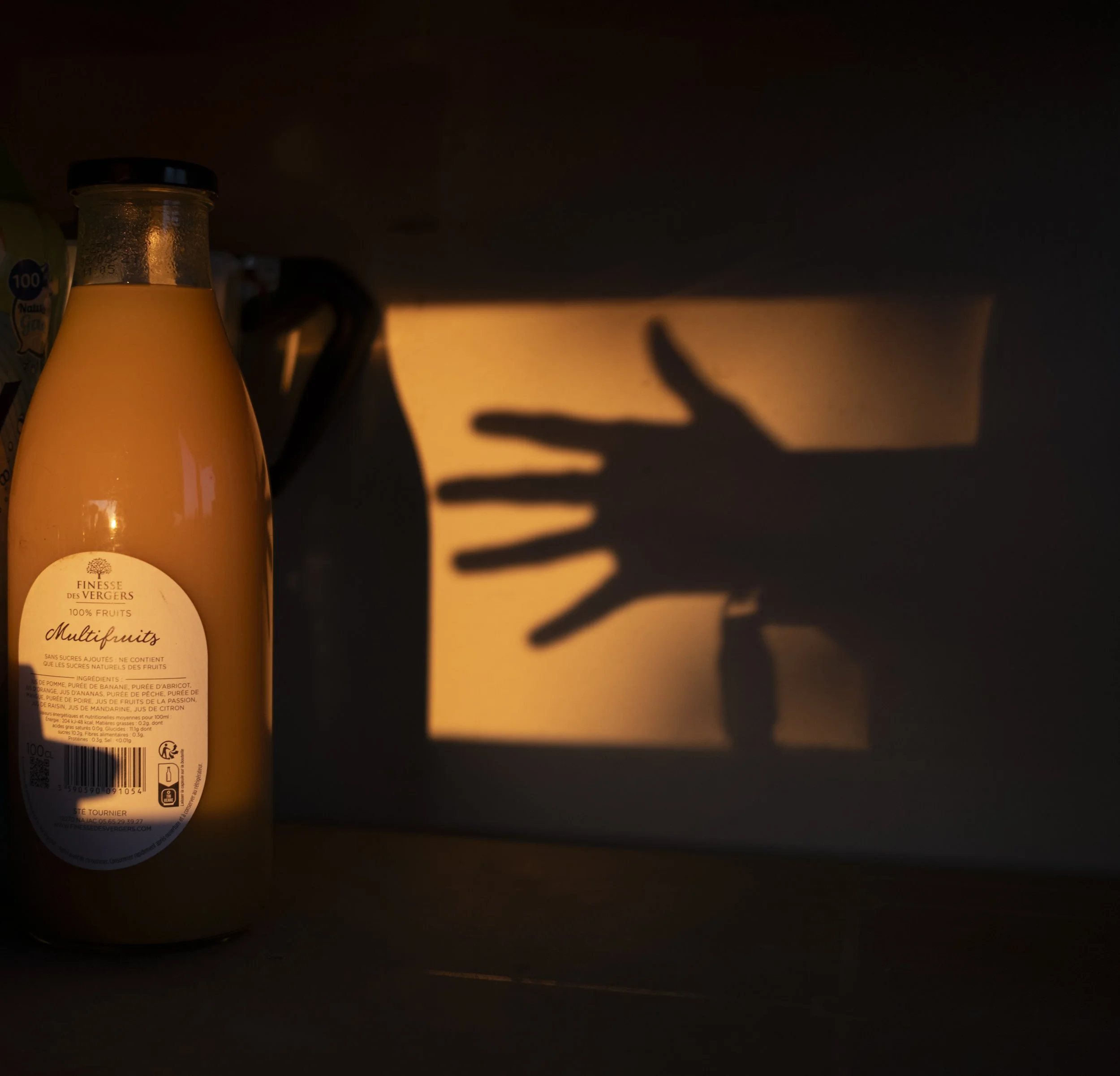 C’est la maison d’une enfance ingénue, ce lieu où le temps paraît suspendu, et où chaque détail impose sa présence silencieuse. On en connaît les moindres recoins, les parfums discrets, les jeux de lumière. Tout y semble possible. L’innocence, la déc