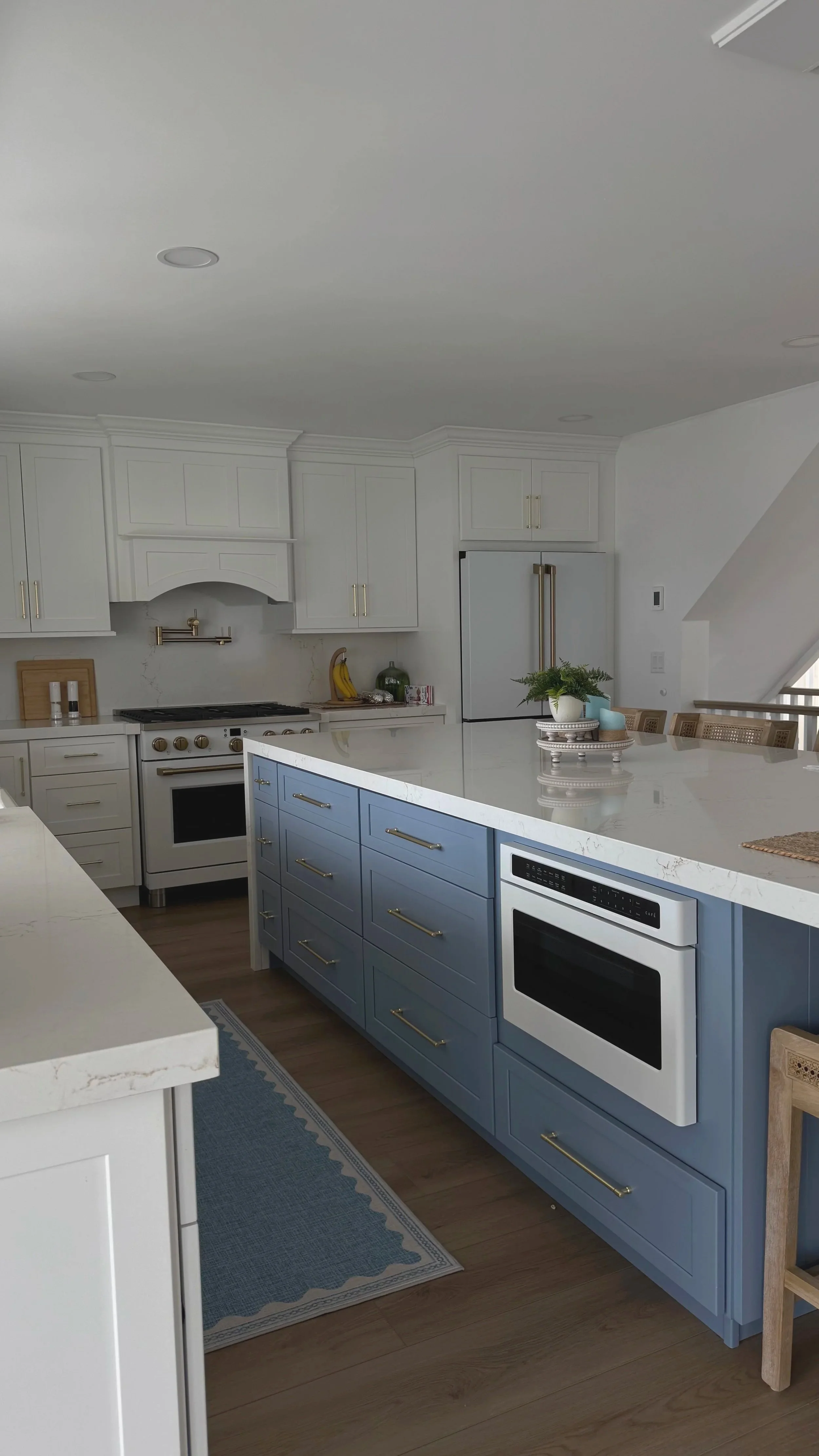 CUSTOM  KITCHEN