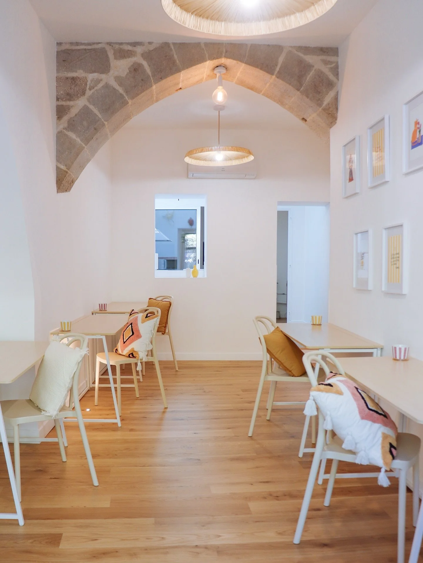 Bienvenue chez nous.

Maison Mira ouvrira ses portes le 14 octobre &agrave; Barbentane.

Mais &agrave; partir d&rsquo;aujourd&rsquo;hui, tu peux r&eacute;server ton espace pour venir travailler, souffler, accueillir tes clientes&hellip; ou simplement