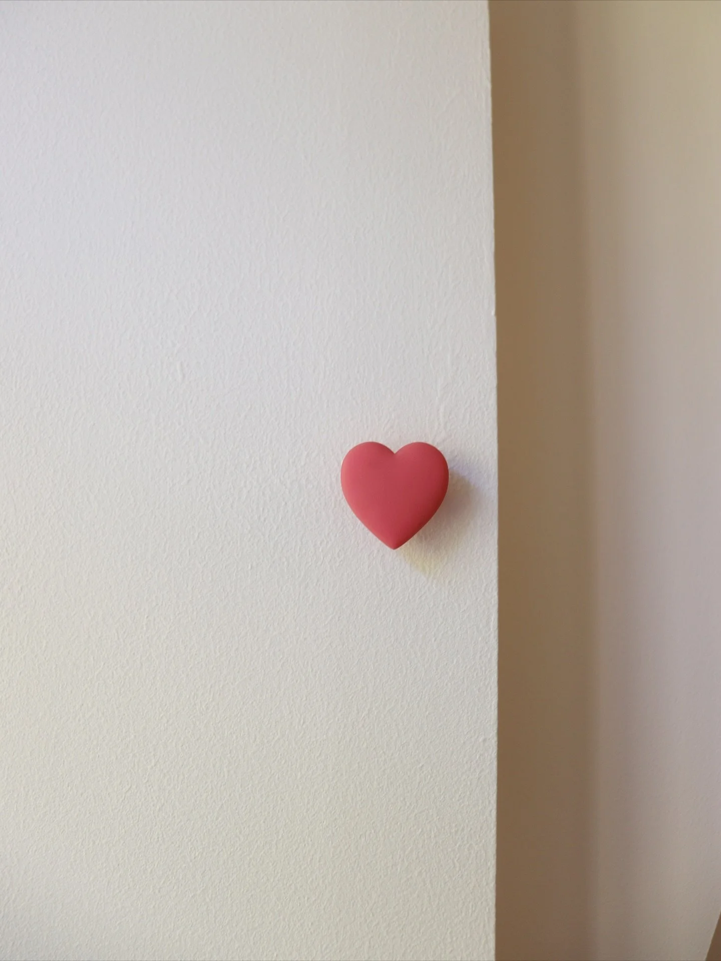 𝗠𝗮𝗶𝘀𝗼𝗻 𝗠𝗶𝗿𝗮 𝗲𝘀𝘁 𝗻𝗲́𝗲 𝗮̀ 𝗹𝗮 𝗺𝗮𝗶𝘀𝗼𝗻.
Mais &agrave; &eacute;t&eacute; pens&eacute;e pour bien plus grand.

Ce lieu, on l&rsquo;a cr&eacute;&eacute; en famille, au rez-de-chauss&eacute;e de notre maison &agrave; Barbentane. Mais 