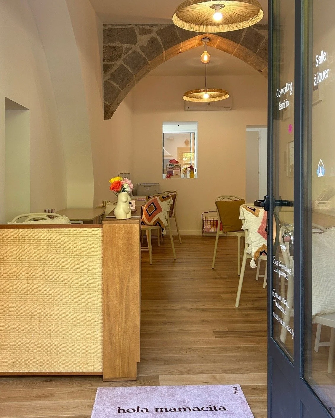 Travailler autrement, &ccedil;a ressemble &agrave; quoi ?

C&rsquo;est une lumi&egrave;re douce qui traverse la pi&egrave;ce.
Un fond musical discret, quelques chaises qui grincent, un soupir d&rsquo;apaisement.
C&rsquo;est le calme. Le confort. L&rs