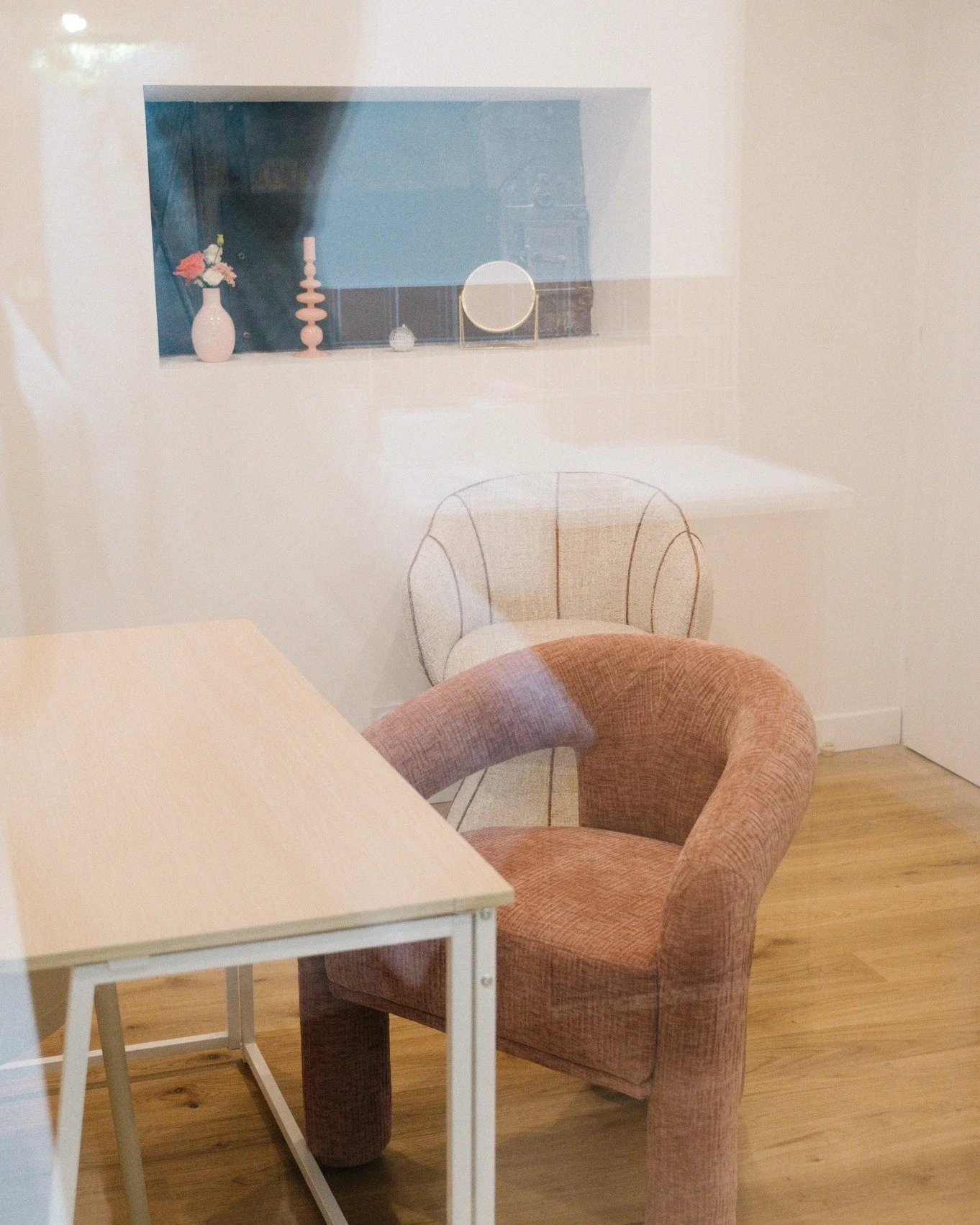 Maison Mira, ce n&rsquo;est pas qu&rsquo;un espace de coworking. 
C&rsquo;est aussi une salle &agrave; louer: modulable, chaleureuse, pens&eacute;e pour les femmes qui accompagnent, transmettent, cr&eacute;ent.

Tu es coach ? Consultante ? Styliste ?