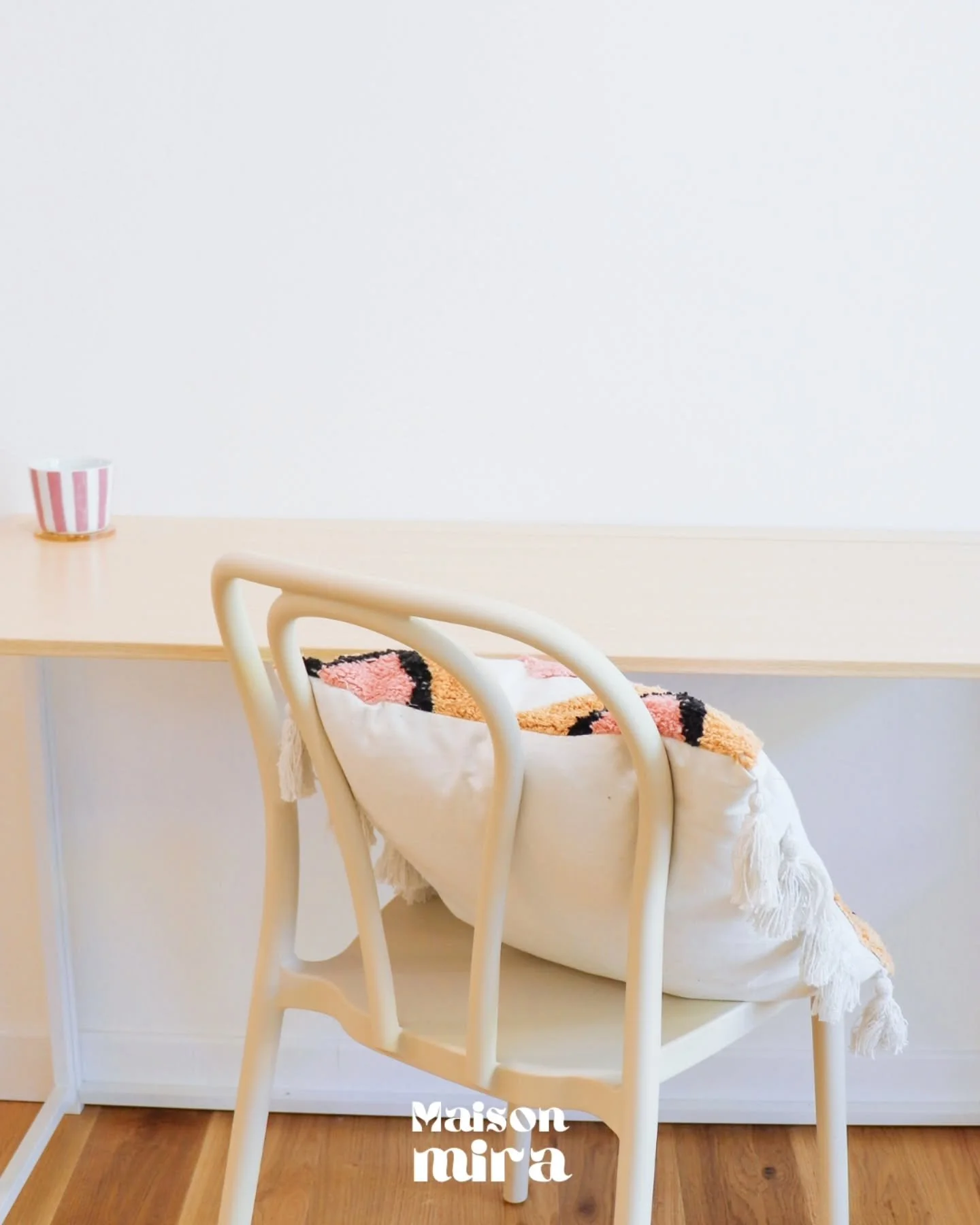 Il y a des lieux o&ugrave; l&rsquo;on vient simplement travailler.

Et puis il y a Maison Mira.

Ici, le cadre n'est pas un d&eacute;cor, c'est un outil. Le calme de Barbentane et la force de la pierre sont l&agrave; pour vous aider &agrave; sortir d