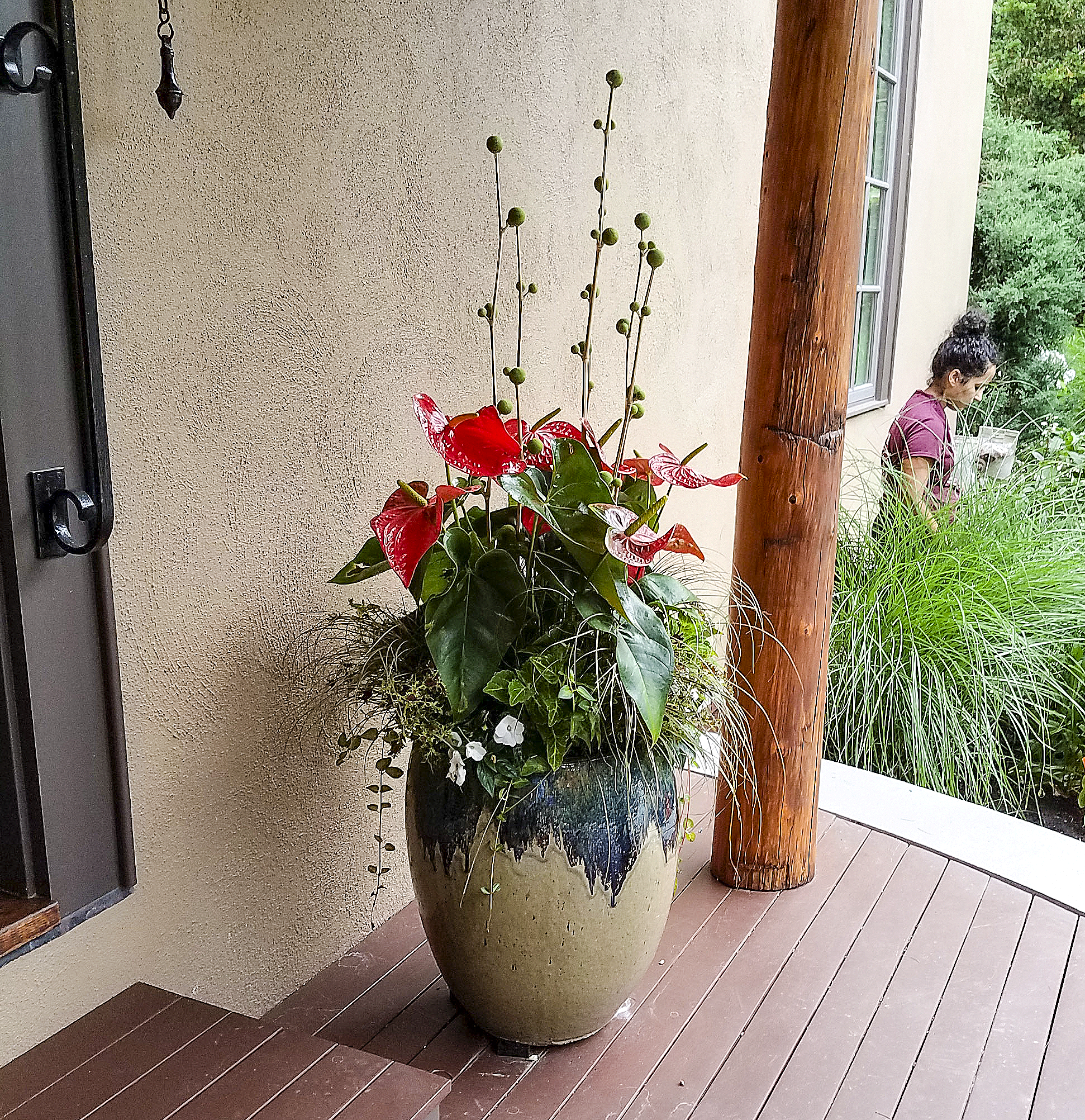  Another bold planter design, where fun, decorative touches add a bit of art to the entryway, seamlessly blending with the garden from a distance.