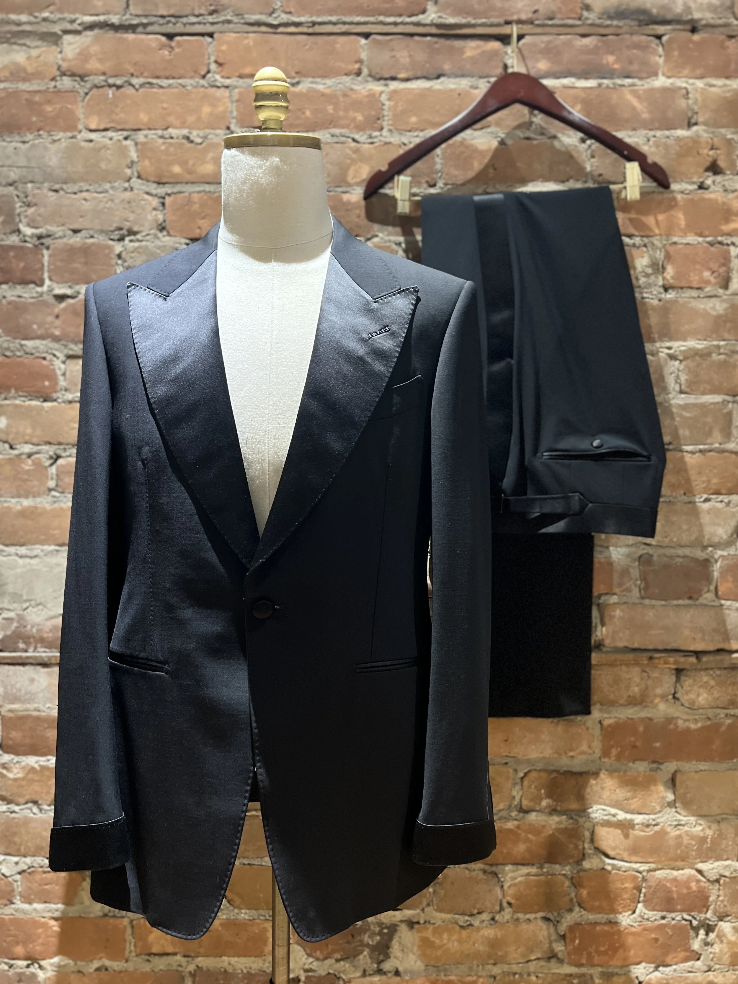 TOM FORD Black Satin Peak Lapel Tuxedo - Size 40R (IT 50) | 34 Waist