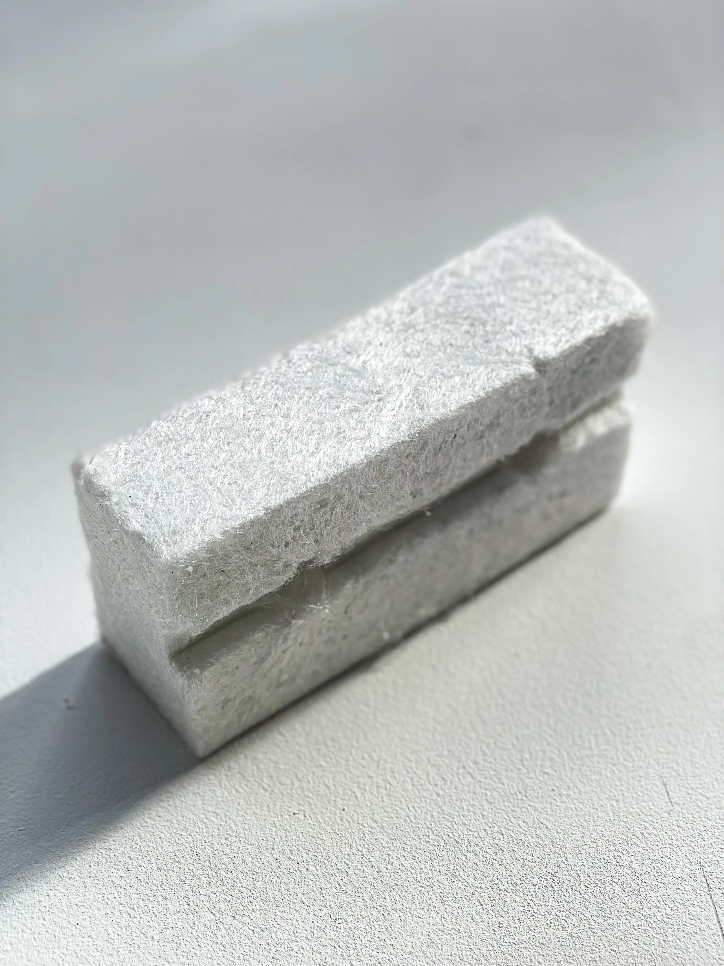 Polyfloss compressed bricks, lightweight and rigid material, recycled polypropylene, conducted as a result of Design International research workshop, UQAM, 2022. Credits: The Polyfloss Factory.