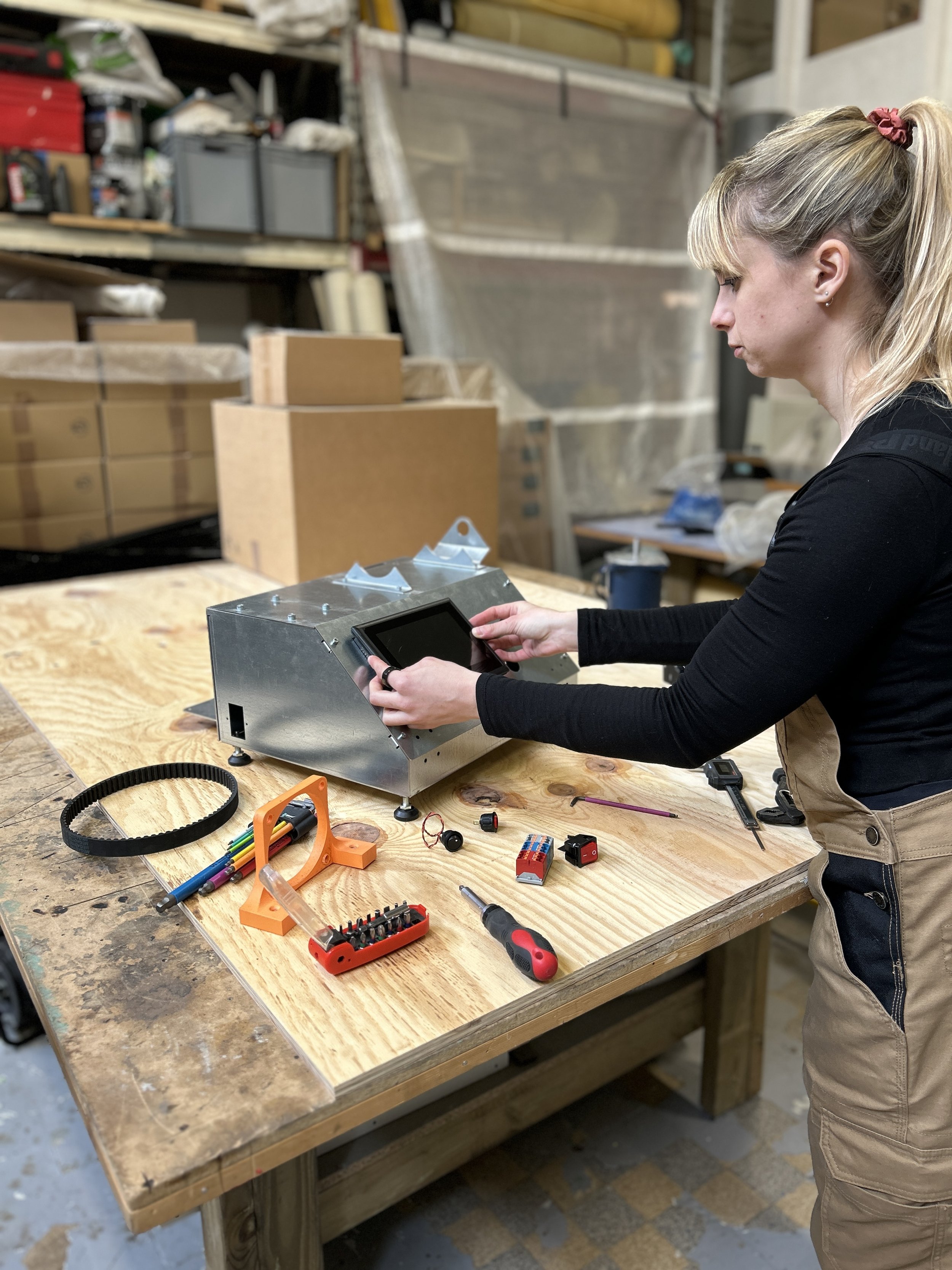 Assembling of the mini-Polyfloss machine, Audrey Gaulard, 2025. Credits: The Polyfloss Factory.