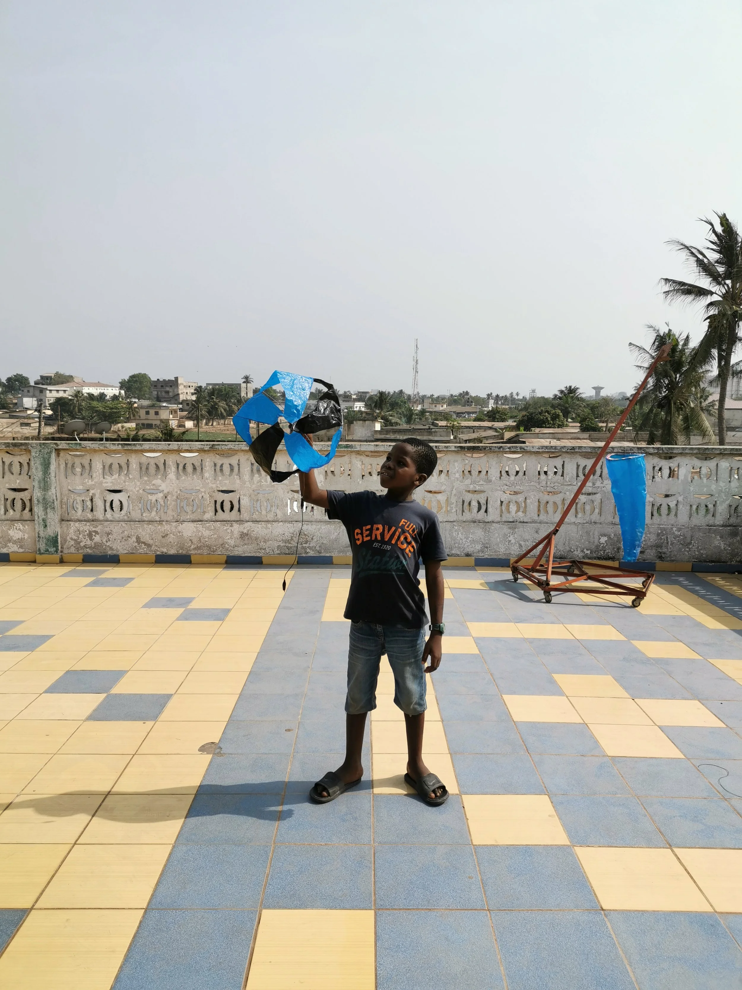 Emile De Visscher and Martin de Bie, workshop with the kids of the Woelab community, producing wind turbines out of waste, 2020. Image credits: Lucile Prin.