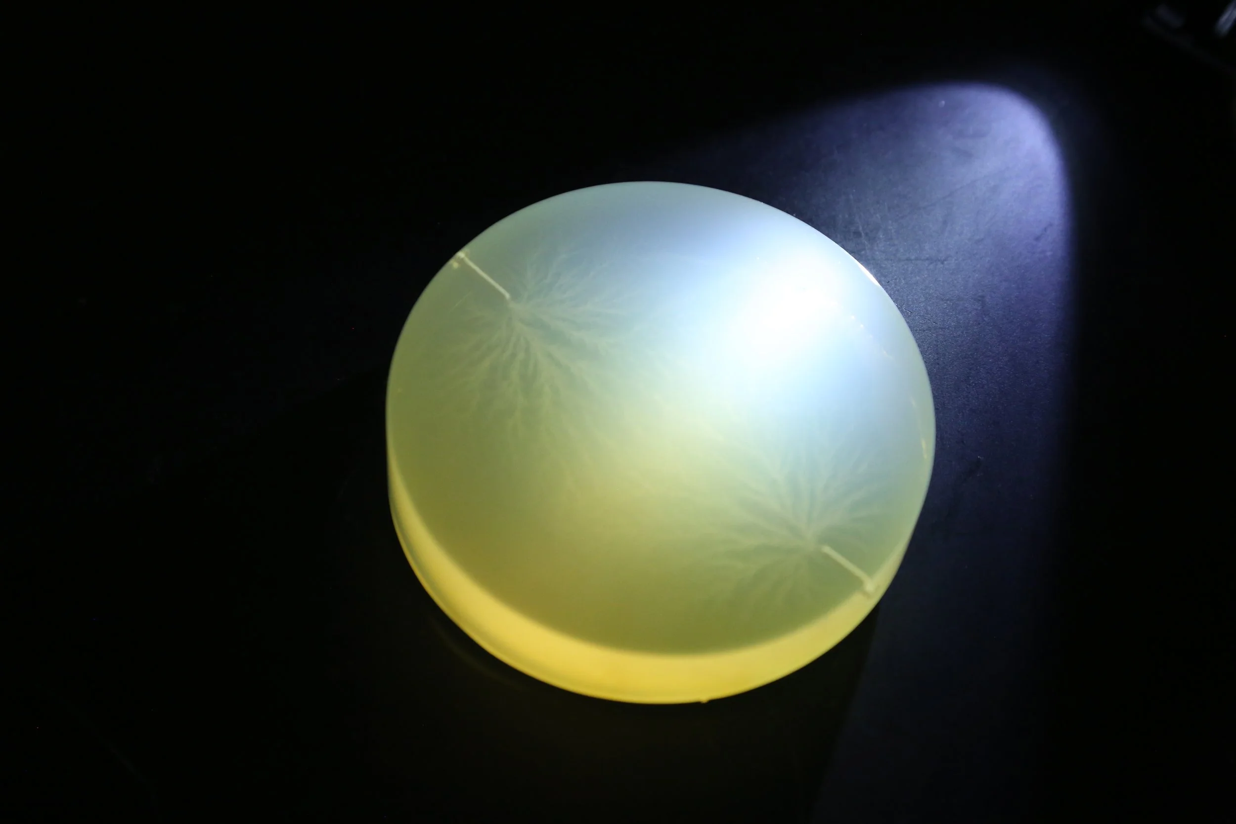 Emile De Visscher, vascular electron discharge in pure PLA block, test 1, 2022, conducted at LSI Lab, École Polytechnique, Palaiseau, with support from EMIR network. Credits: Emile De Visscher.