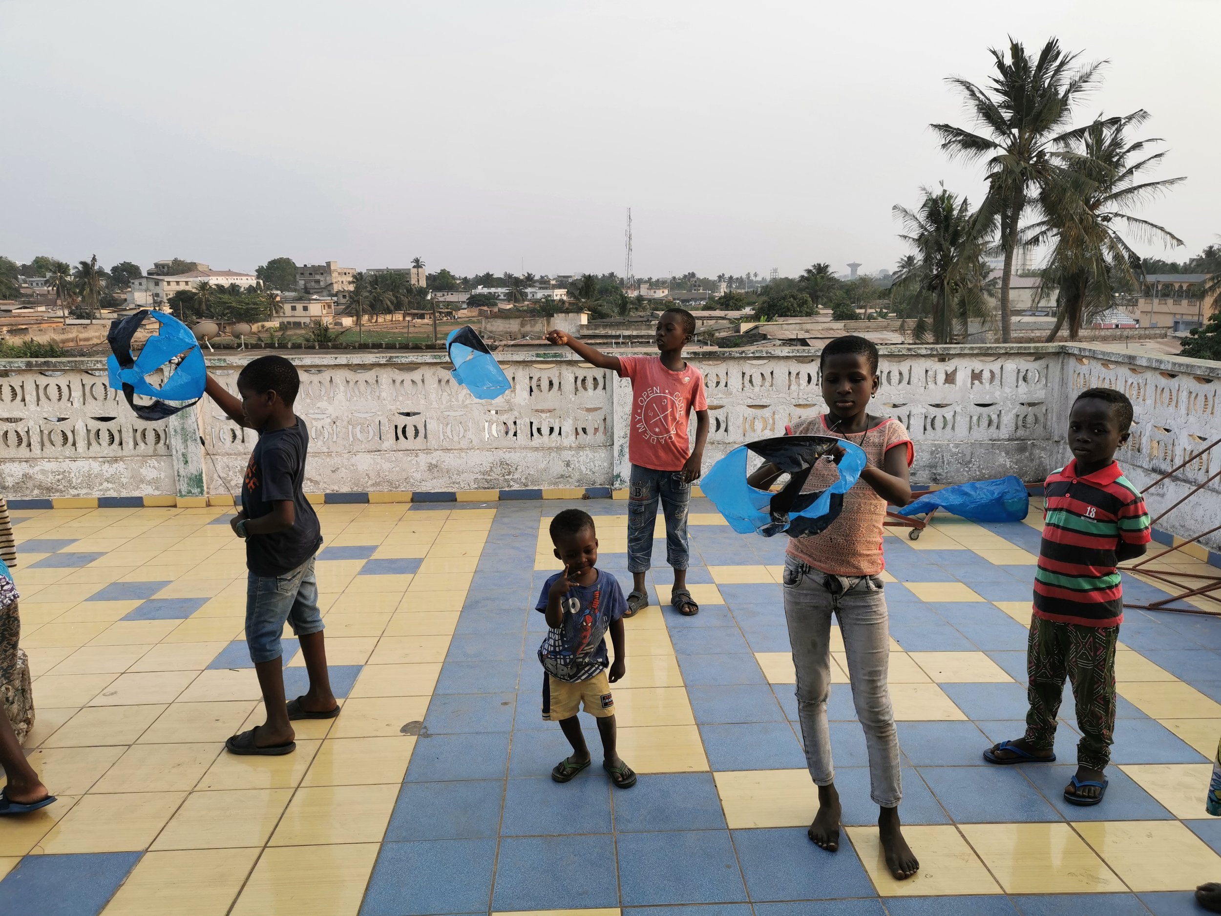 Emile De Visscher and Martin de Bie, workshop with the kids of the Woelab community, producing wind turbines out of waste, 2020. Image credits: Lucile Prin.
