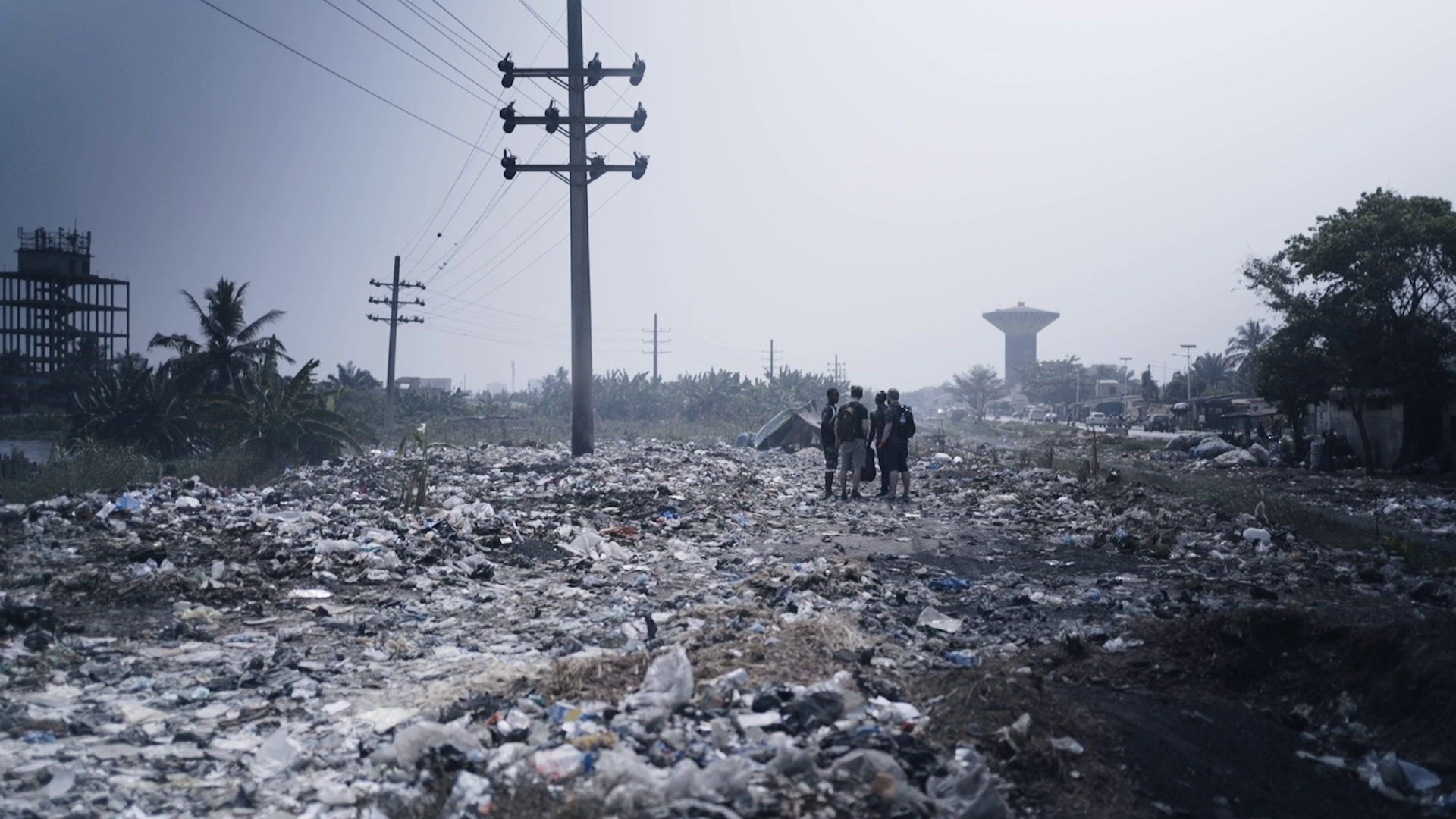 Emile De Visscher and Martin de Bie, Discussion with local collectors and habitants, Lomé, Togo, 2020. Image credits : Lucile Prin.