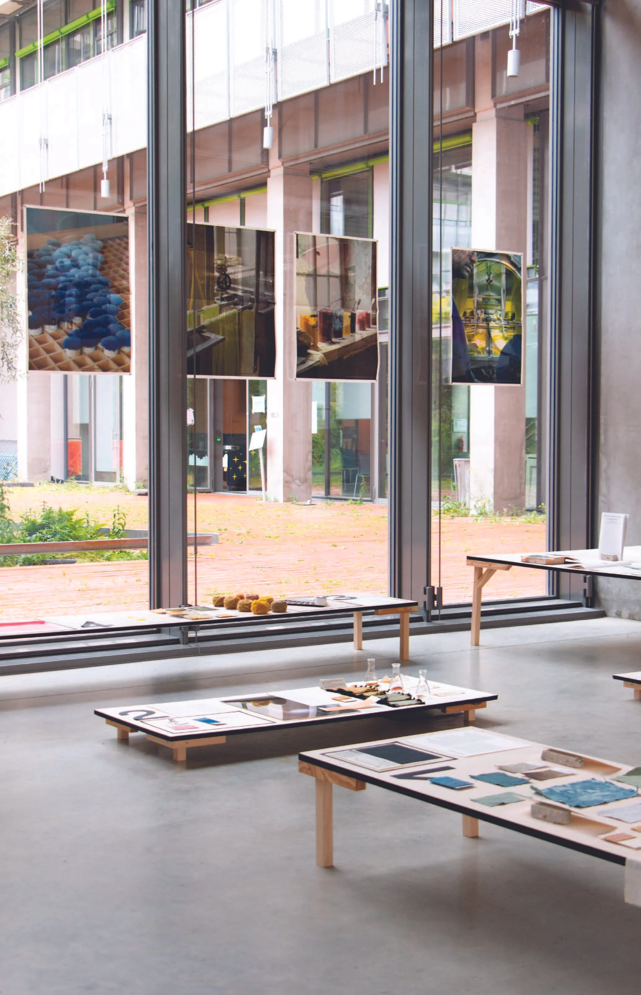 Clarisse Barbot, Reconstrained colouring practices for textile design, PhD thesis, CDSN, ENS Paris Saclay, Under the direction of Emile De Visscher, Loïc Bertrand and James Auger. 2024-ongoing.