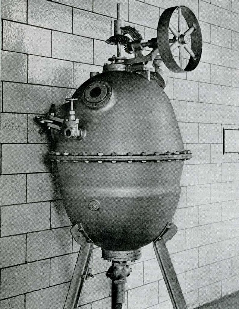 First semi-commercial Bakelizer, the vulcanizer to create Bakelite, 1935. Credits: public domain.