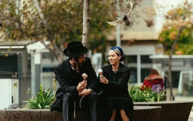 Uri Blufarb and Nur Fibak sit smiling and eating ice cream cones together in the film Pink Lady