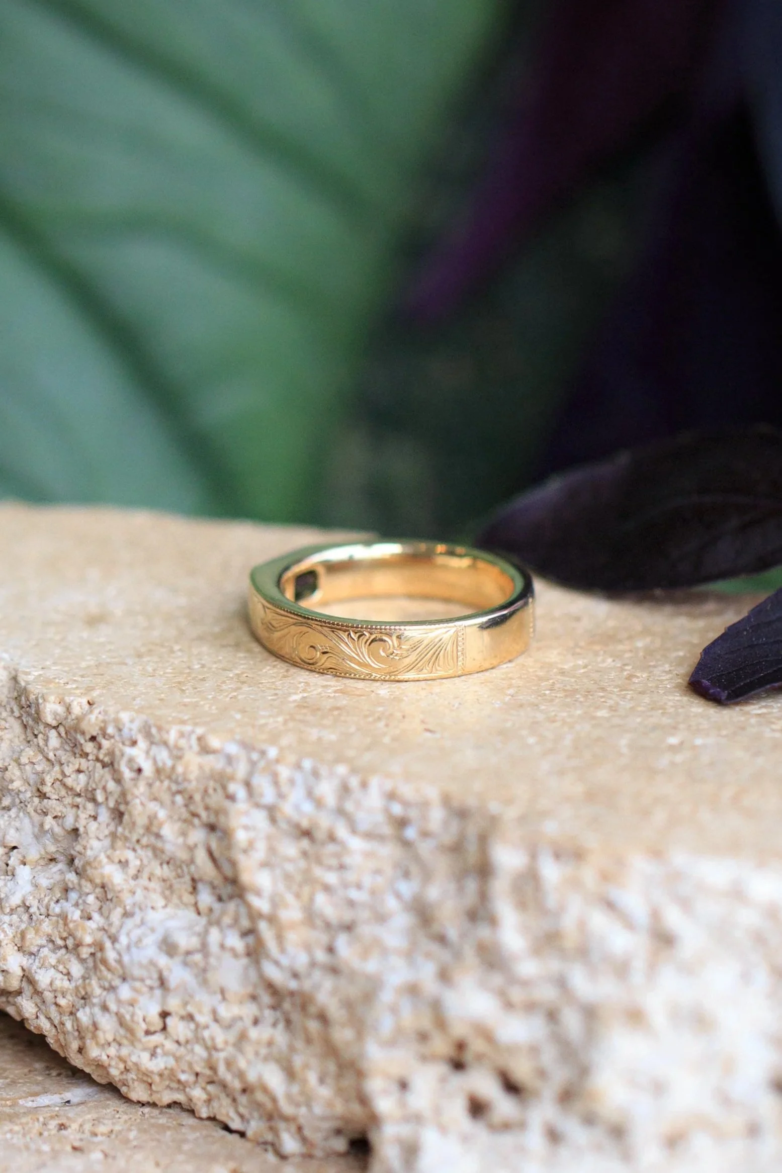 Rendrag+Green+Sapphire+Scroll+Engraved+Band+YG-16.jpg