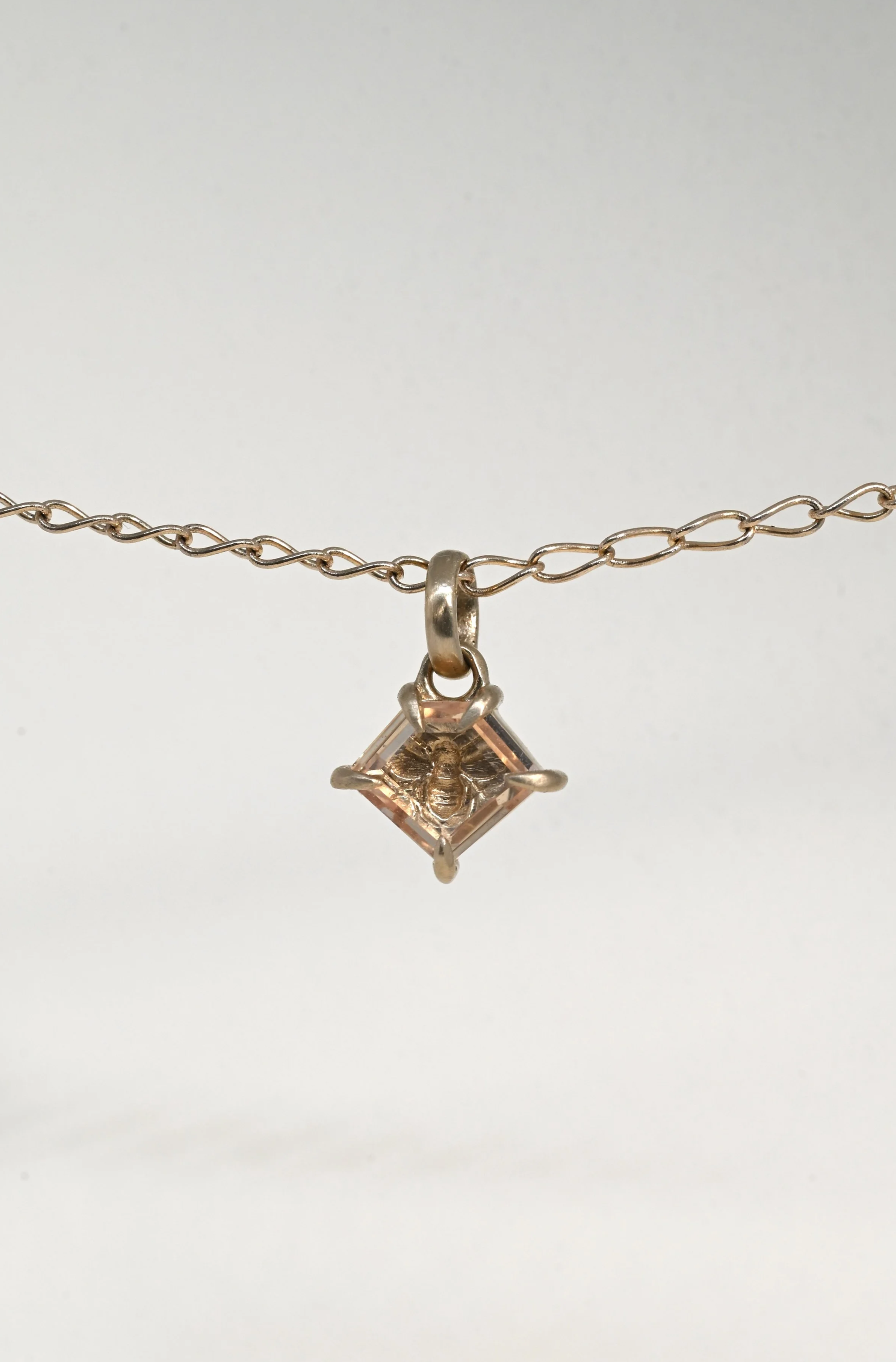 HONEY BEE PENDANT .91ct Madagascar Portrait Cut Sapphire