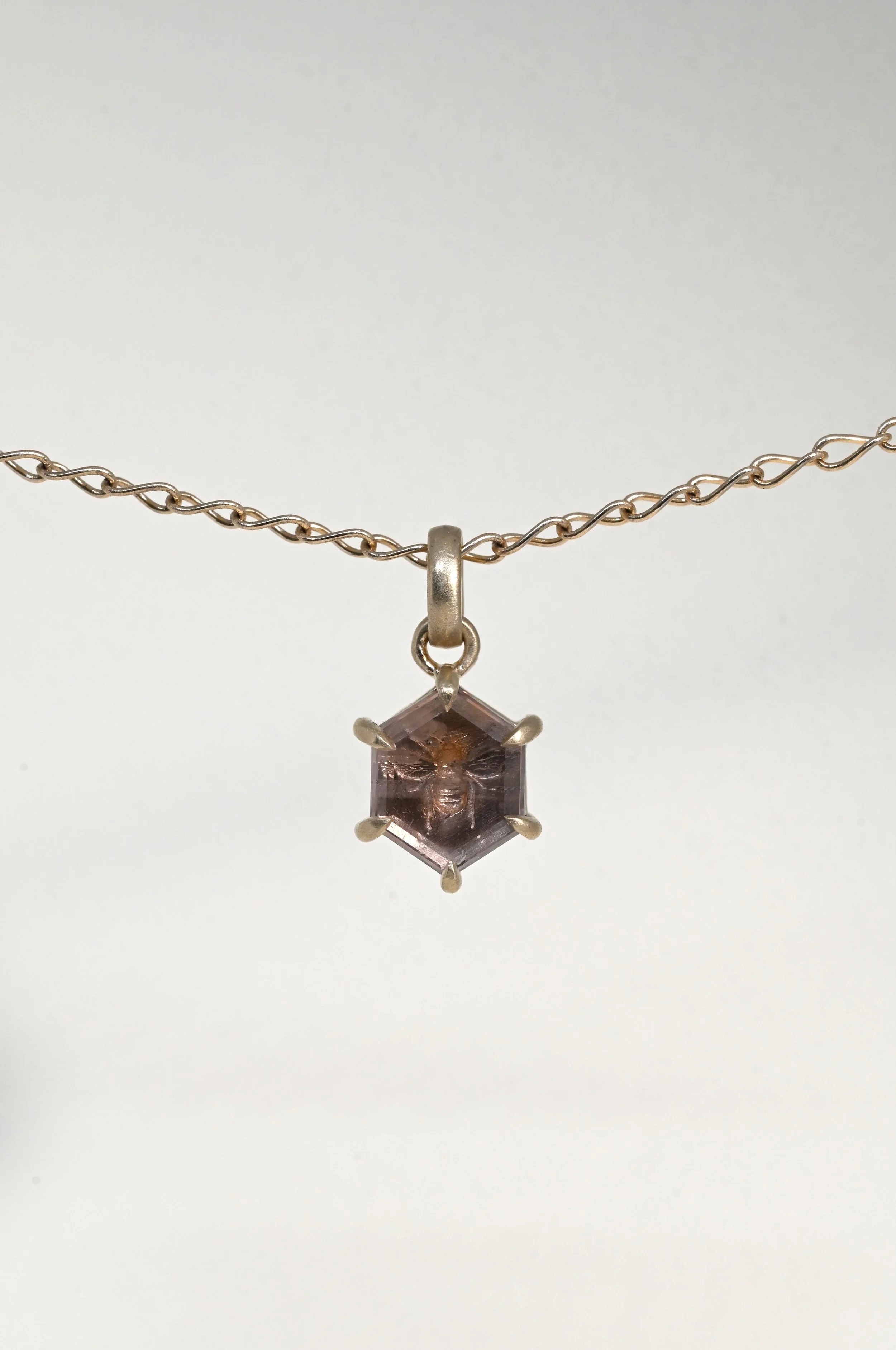 HONEY BEE PENDANT 1.64ct Montana Portrait Cut Sapphire